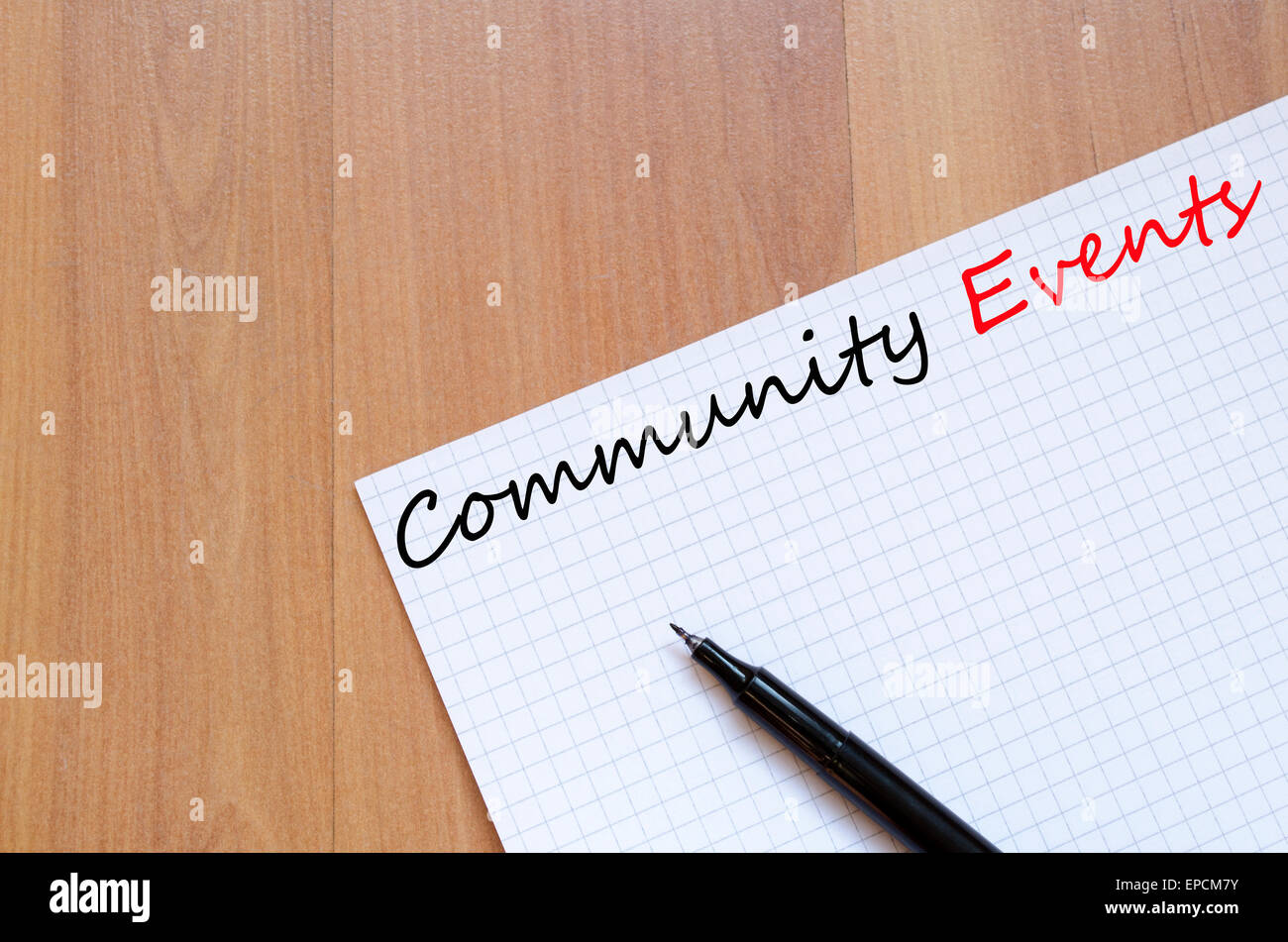 Vuoto bianco notepad su office tavolo in legno gli eventi della comunità nozione Foto Stock