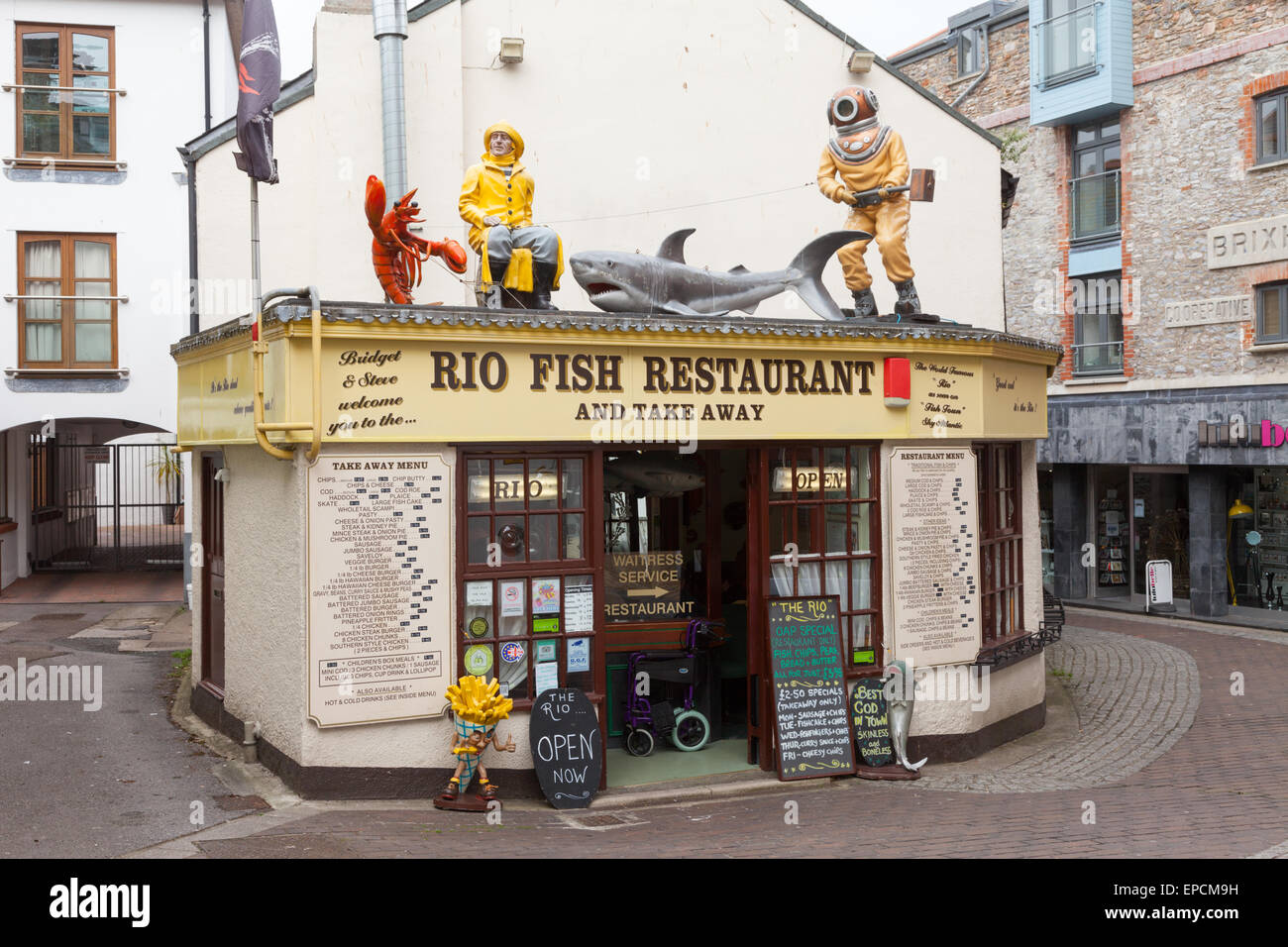 Fish bar a Brixham, Torbay Devon UK. Pesci comuni e ristorante di chip. Foto Stock