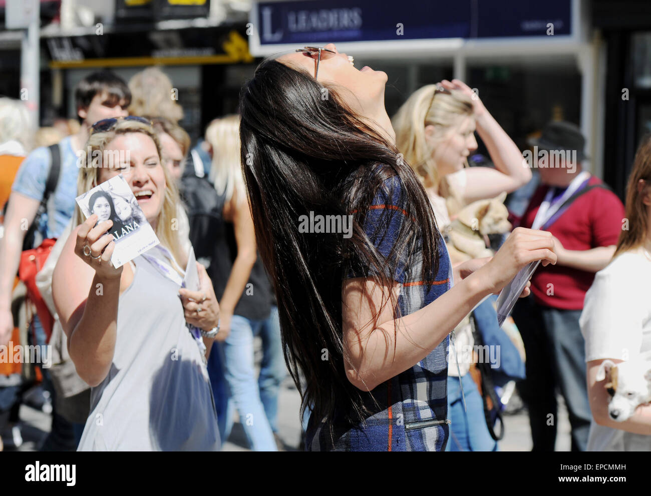 Brighton Regno Unito 16 maggio 2015 - Membri di Alana promuovere il loro spettacolo presso la Città della frangia di rappresentazioni che sono parte di Brighton Fringe Festival 2015 nel bellissimo sole caldo Foto Stock