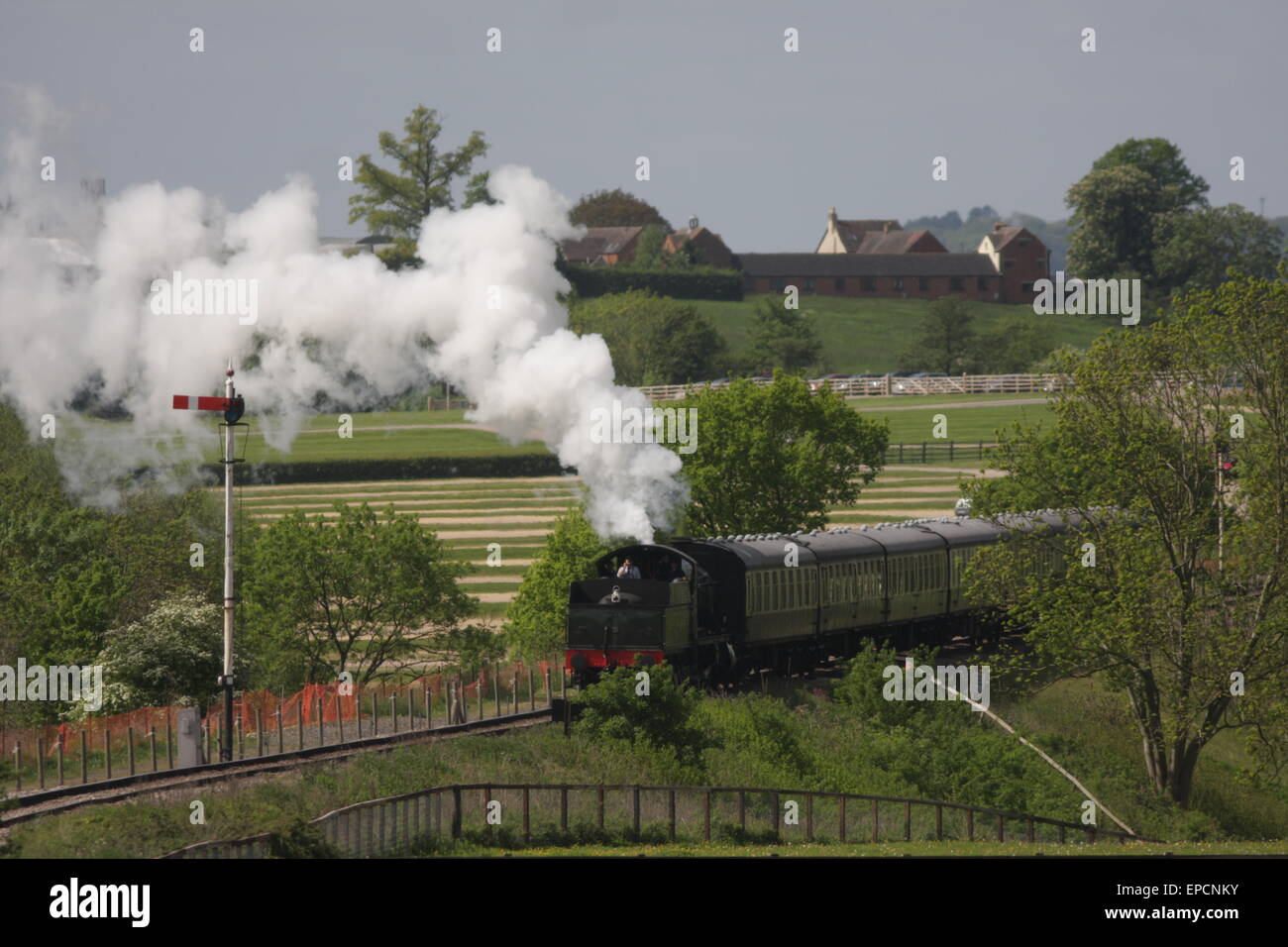 Southam Bridge, Cheltenham, Gloucestershire, UK. 16 Maggio, 2015. Treno a vapore Foto Stock