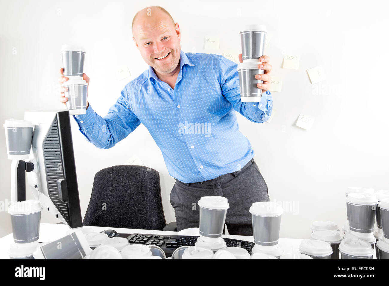 Happy businessman beve troppo caffè Foto Stock