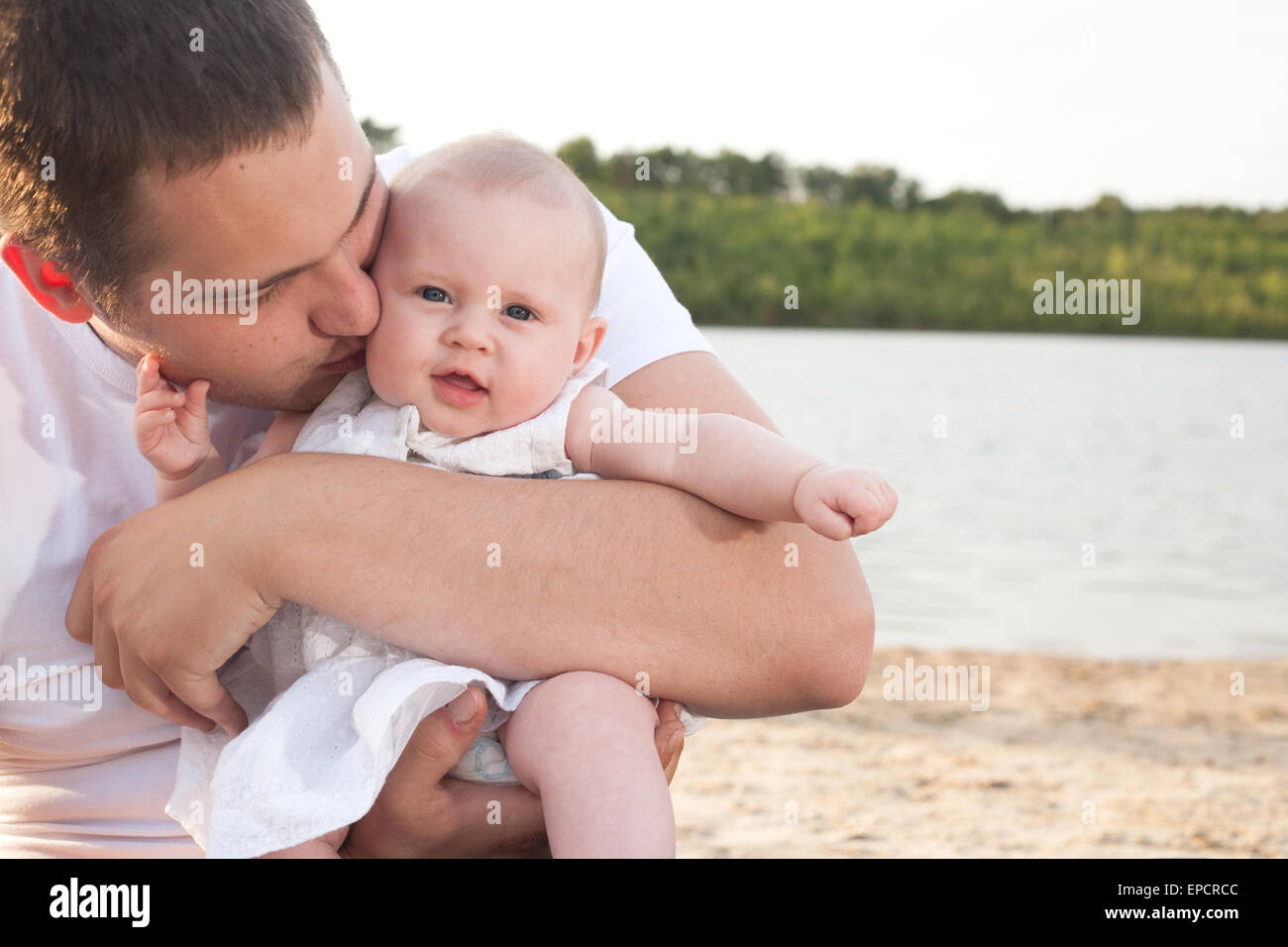 Felice giovane padre è amare il suo bambino Foto Stock