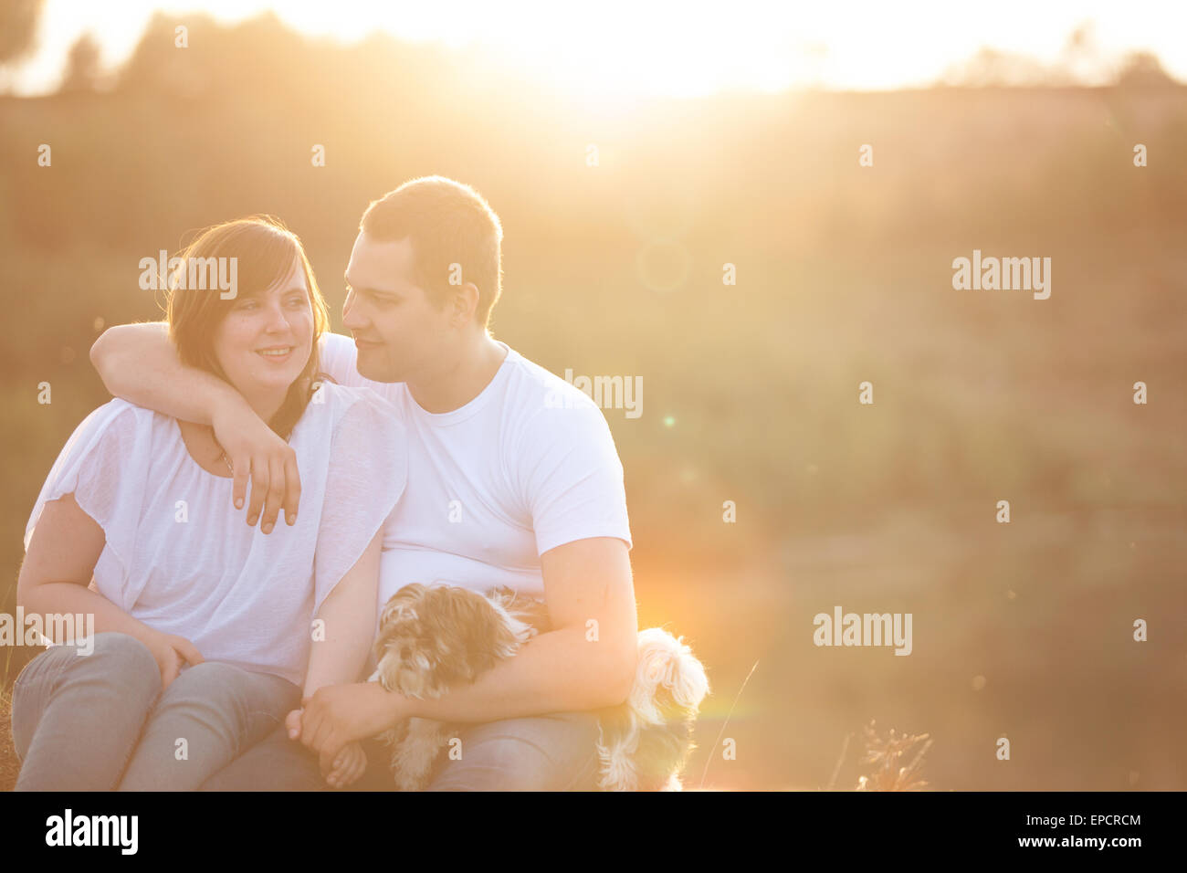 Coppia giovane sta avendo un momento romantico in natura Foto Stock