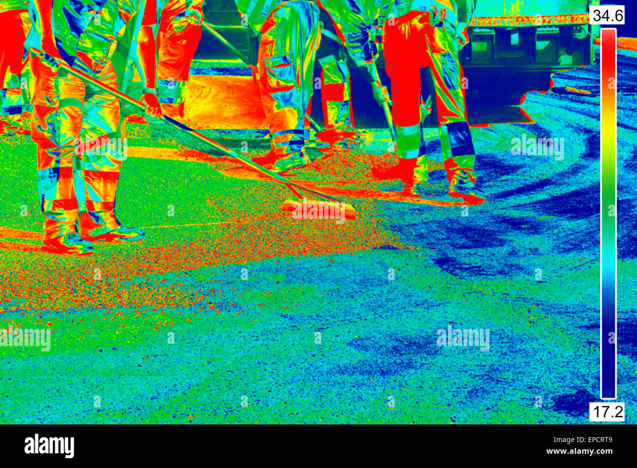 Thermovision immagine infrarossa dei lavoratori su Asfaltatura di strade Foto Stock