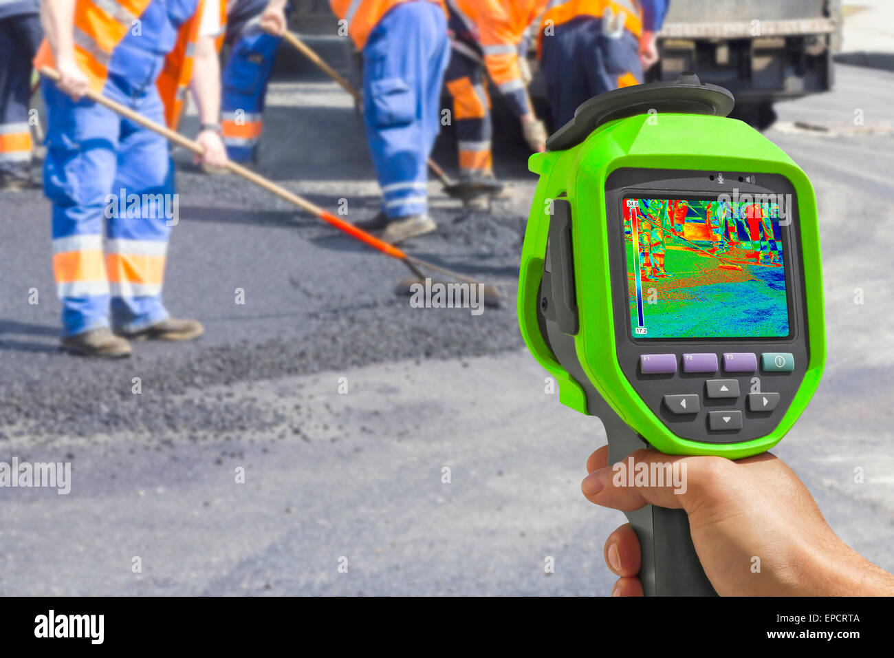 La registrazione dei lavoratori su asfaltatura e la riparazione di strade con infrarossi Fotocamera termica Foto Stock