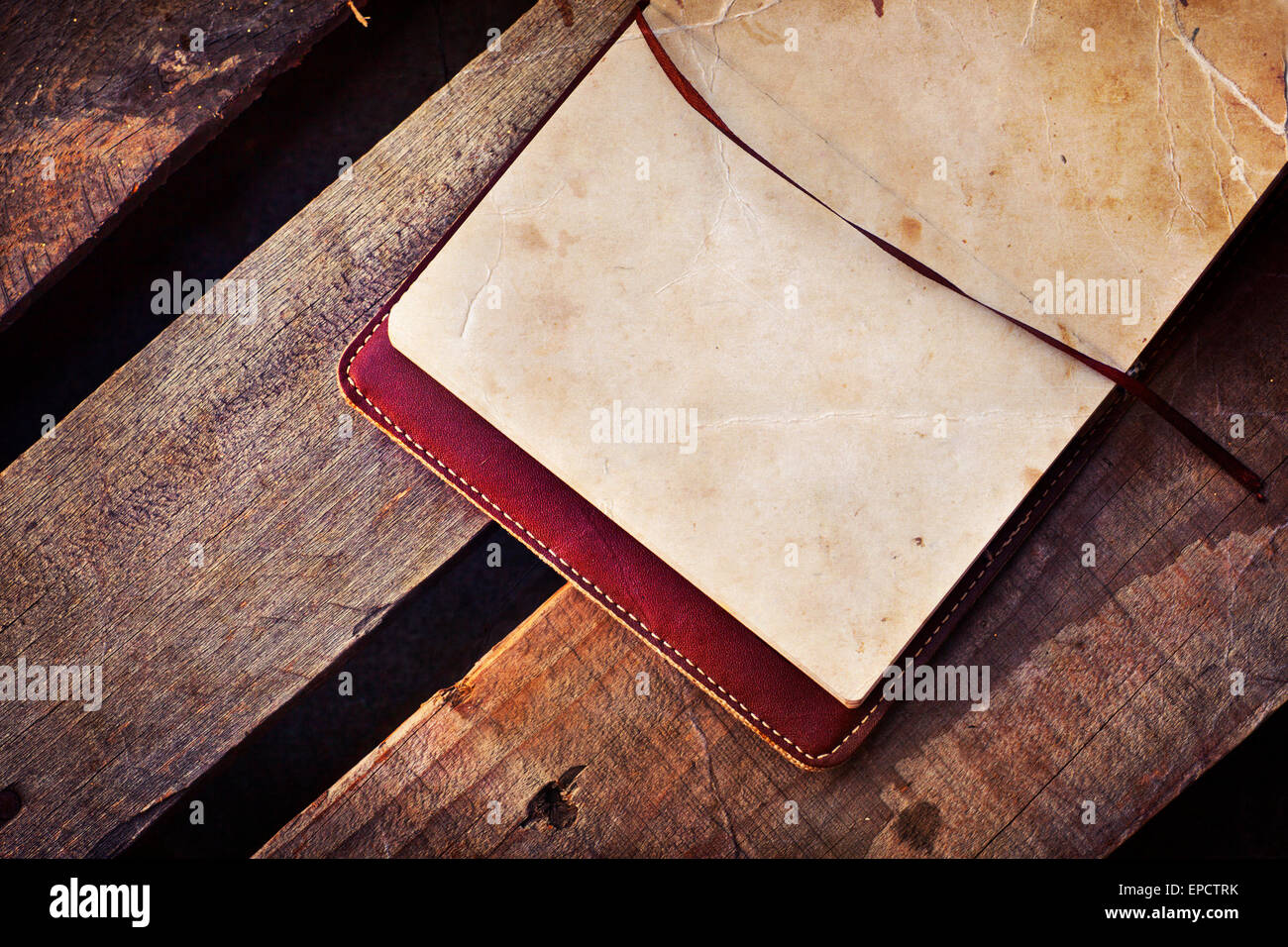 White paper in una copybook sulla scrivania in legno Foto Stock