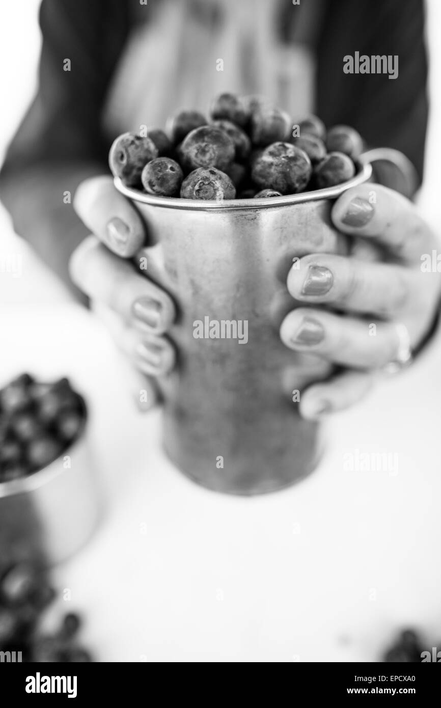 Fresche, mature e deliziosi mirtilli, in bianco e nero Foto Stock