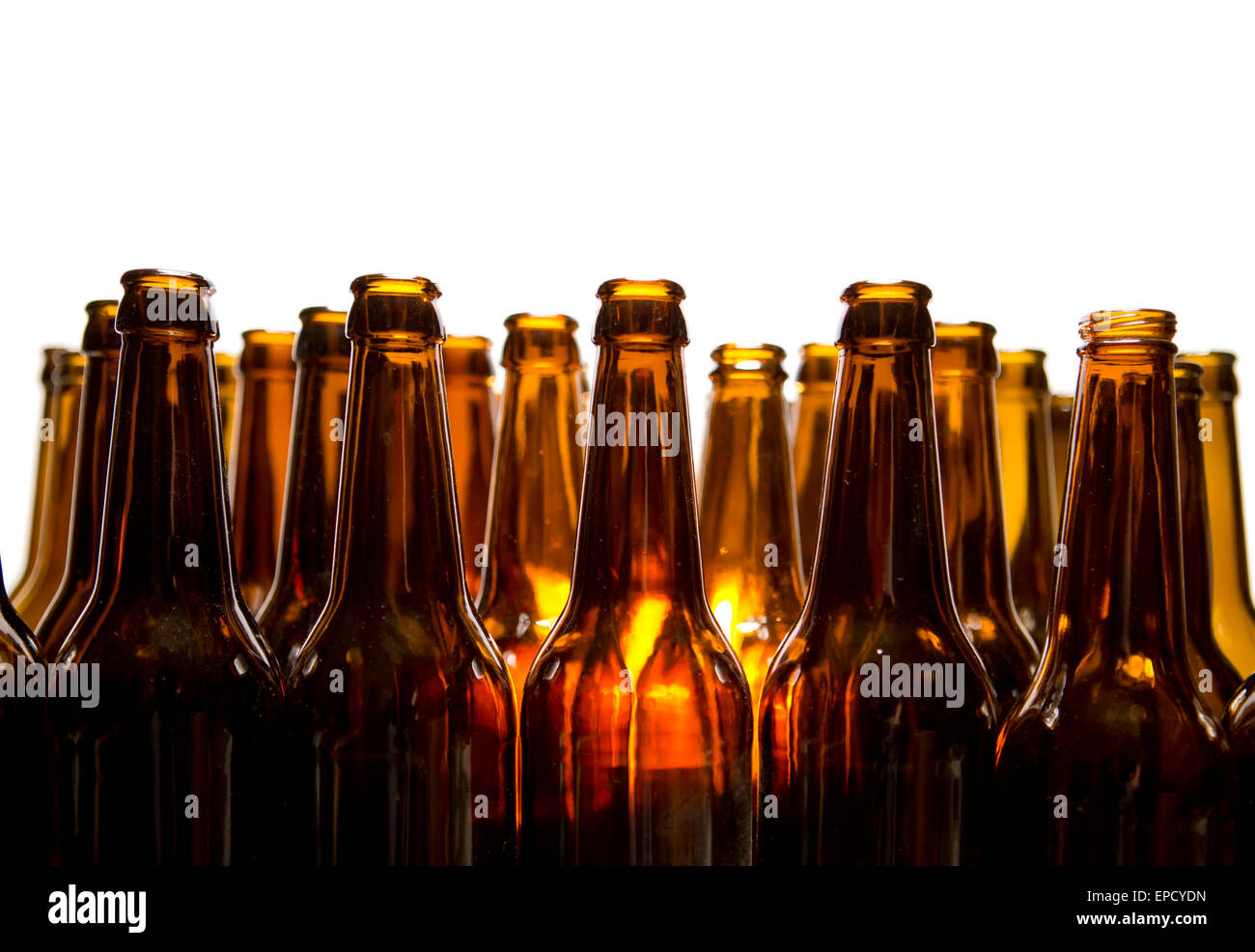 Bicchiere vuoto bottiglie di birra Foto Stock