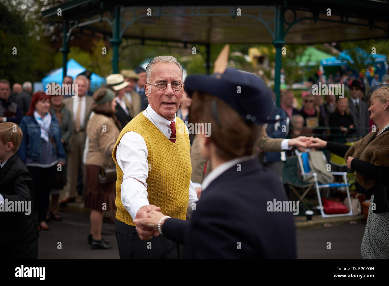 Due persone che ballano swing con le mani incrociate Foto Stock