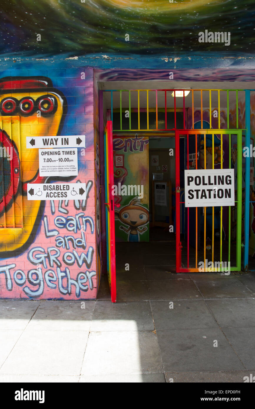 Stazione di polling a Rockingham Station Wagon community center di sud-est di Londra Foto Stock
