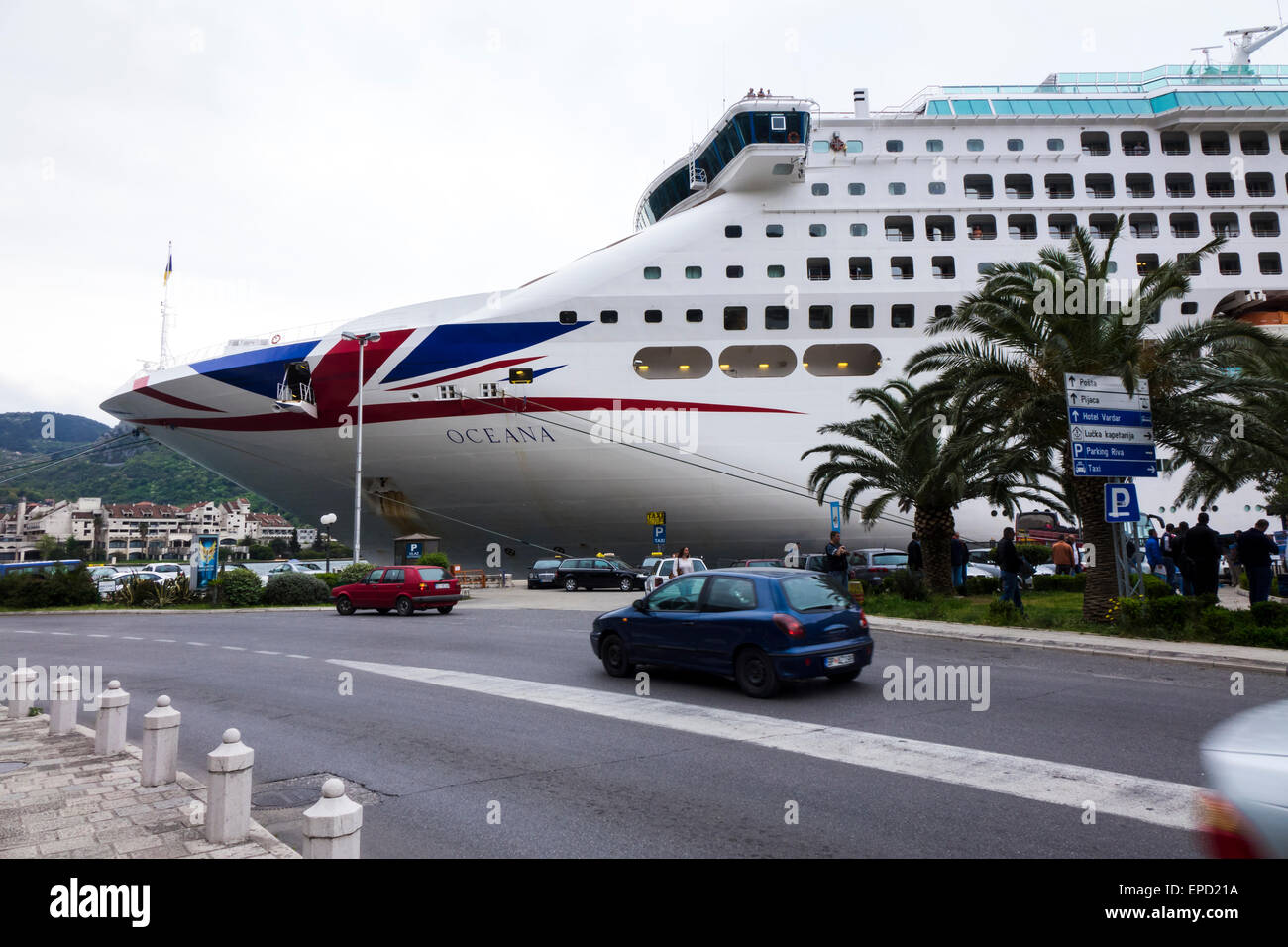 Nave Crusie Oceana attraccata a Kotor Foto Stock