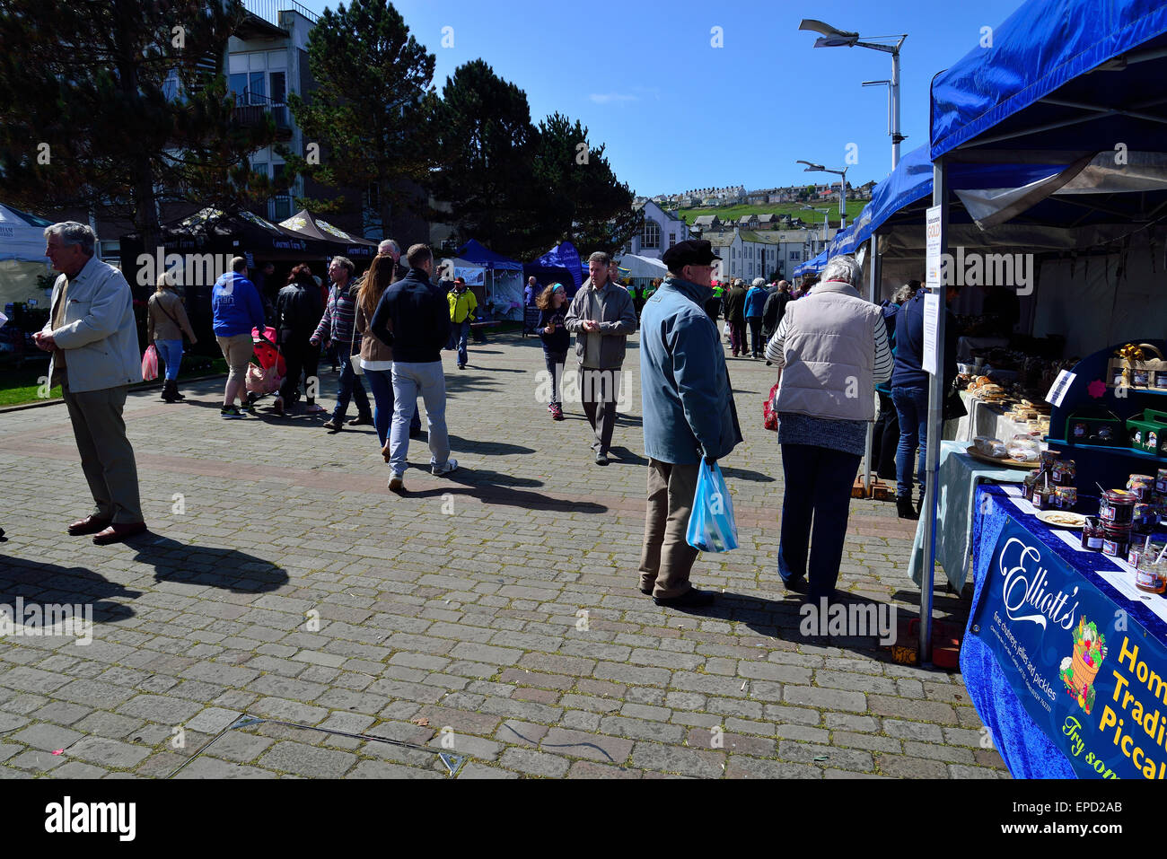 La gente che passeggia per le bancarelle presso la casa e il giardino festival whitehaven cumbria XVI Maggio 2015 Foto Stock
