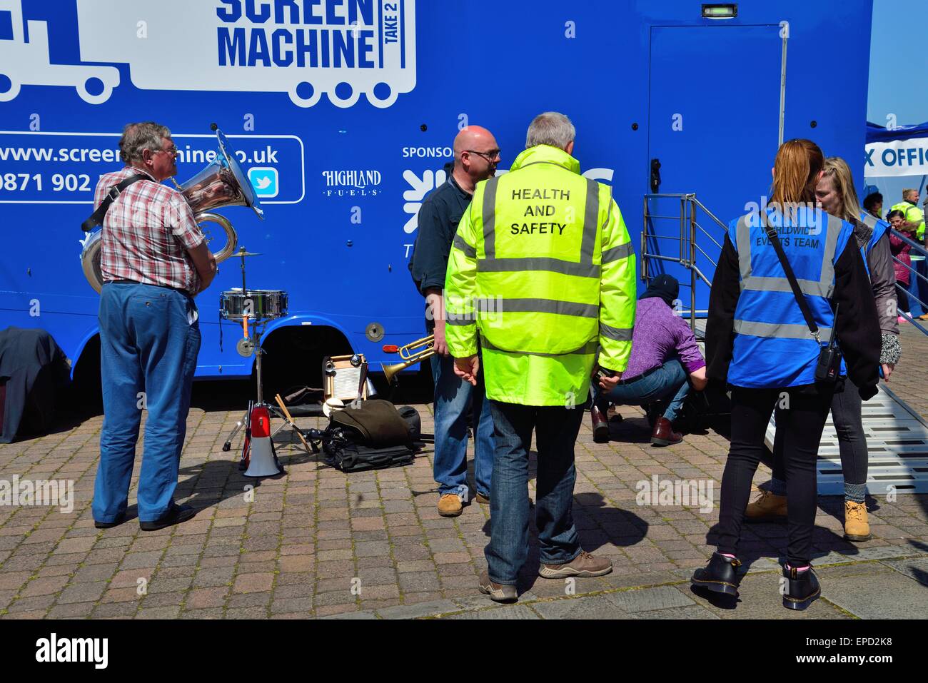 La salute e la sicurezza uomo che parla per la fascia in whitehaven la casa e il giardino festival XVI Maggio 2015 Foto Stock
