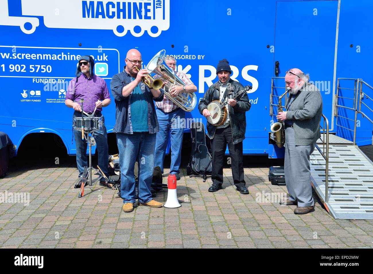 Una band che suona a whitehaven la casa e il giardino festival 16 maggio 2015 Foto Stock