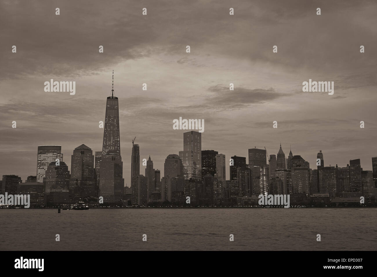 Il centro di Manhattan al crepuscolo come visto da Liberty State Park, NJ, Stati Uniti d'America Foto Stock