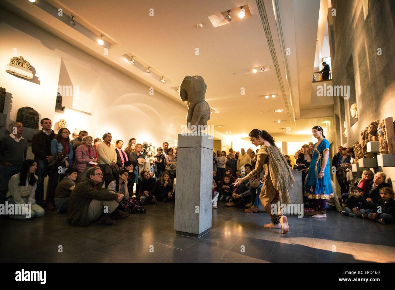 Parigi, Francia. 16 Maggio, 2015. Gli ospiti godono di una danza indiana mostra nel museo Guimet in occasione della Notte Europea dei Musei 2015 a Parigi, Francia, 16 maggio 2015. © Nicolas Kovarik/Xinhua/Alamy Live News Foto Stock