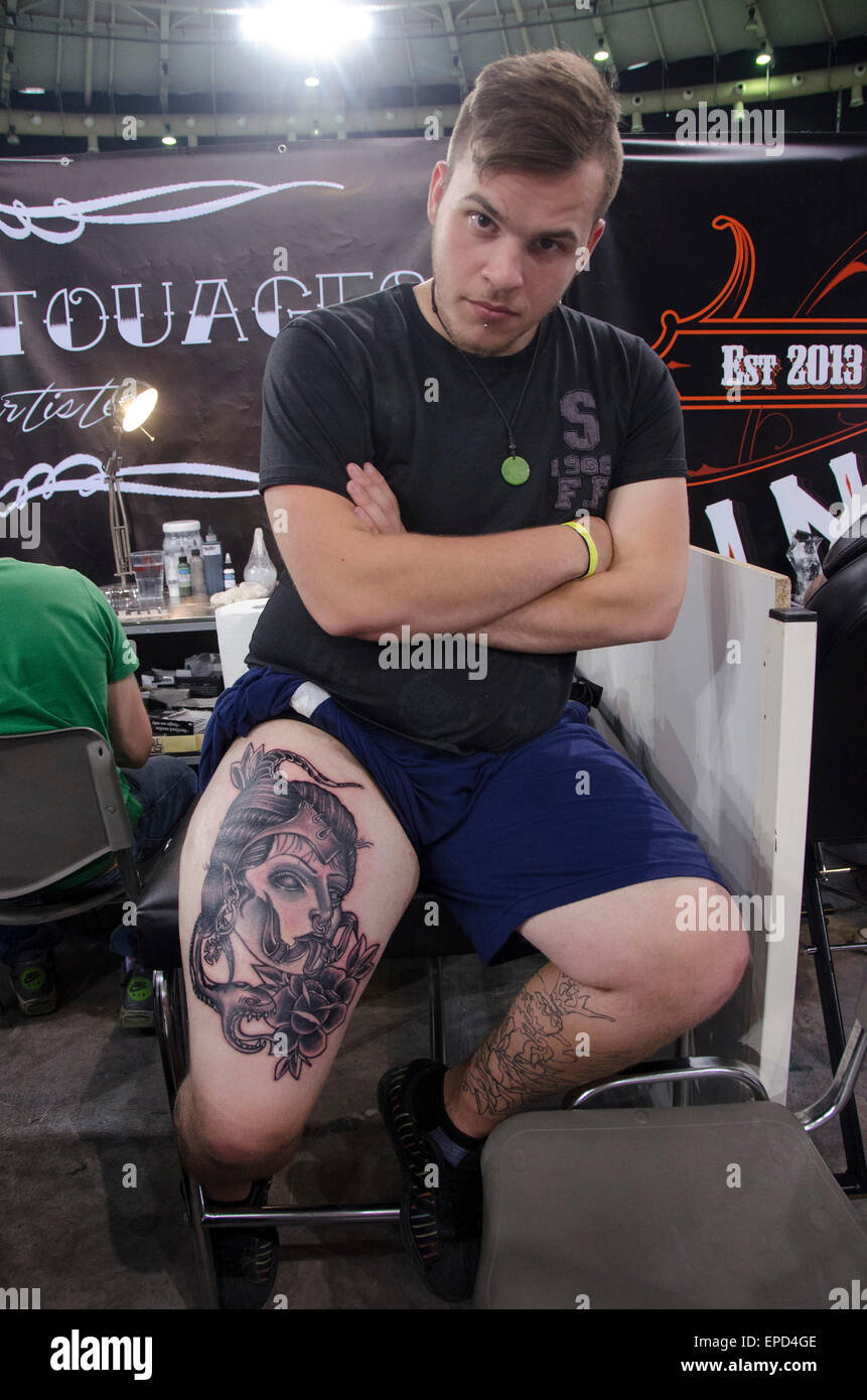 Atene, Grecia. 16 Maggio, 2015. Un uomo mostra il suo nuovo tatuaggio sulla  sua gamba. Il greco tattoo artist ha preso parte al IX Athens International  Tattoo Convention nel Tae Kwon Do