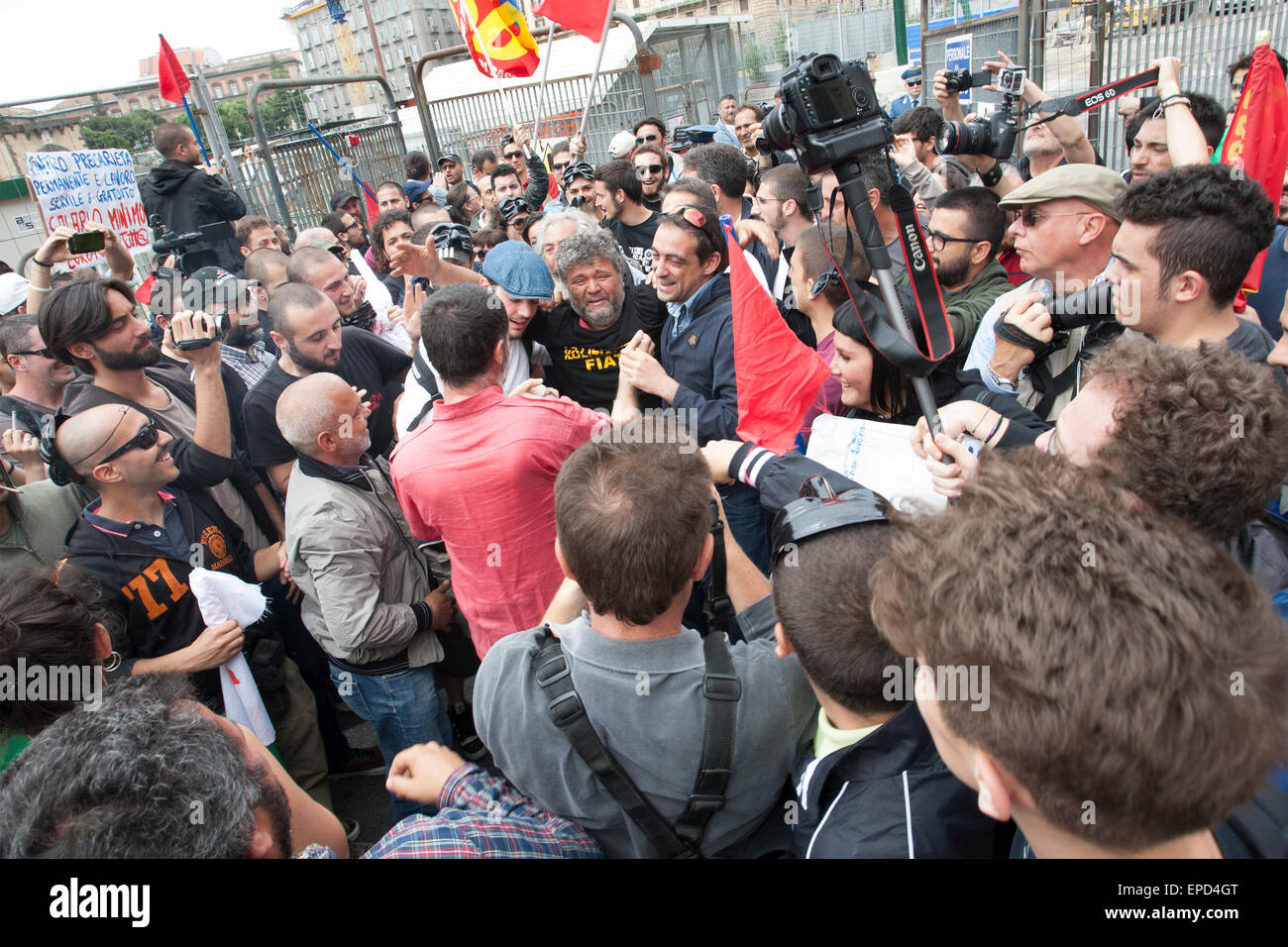 Napoli, Italia. 16 Maggio, 2015. Domenico Mignano, il lavoratore licenziato di FCA nello stabilimento di Pomigliano D'Arco scendere dopo 5 giorni di protesta su una gru venire. © Emanuele Sessa/Pacific Press/Alamy Live News Foto Stock