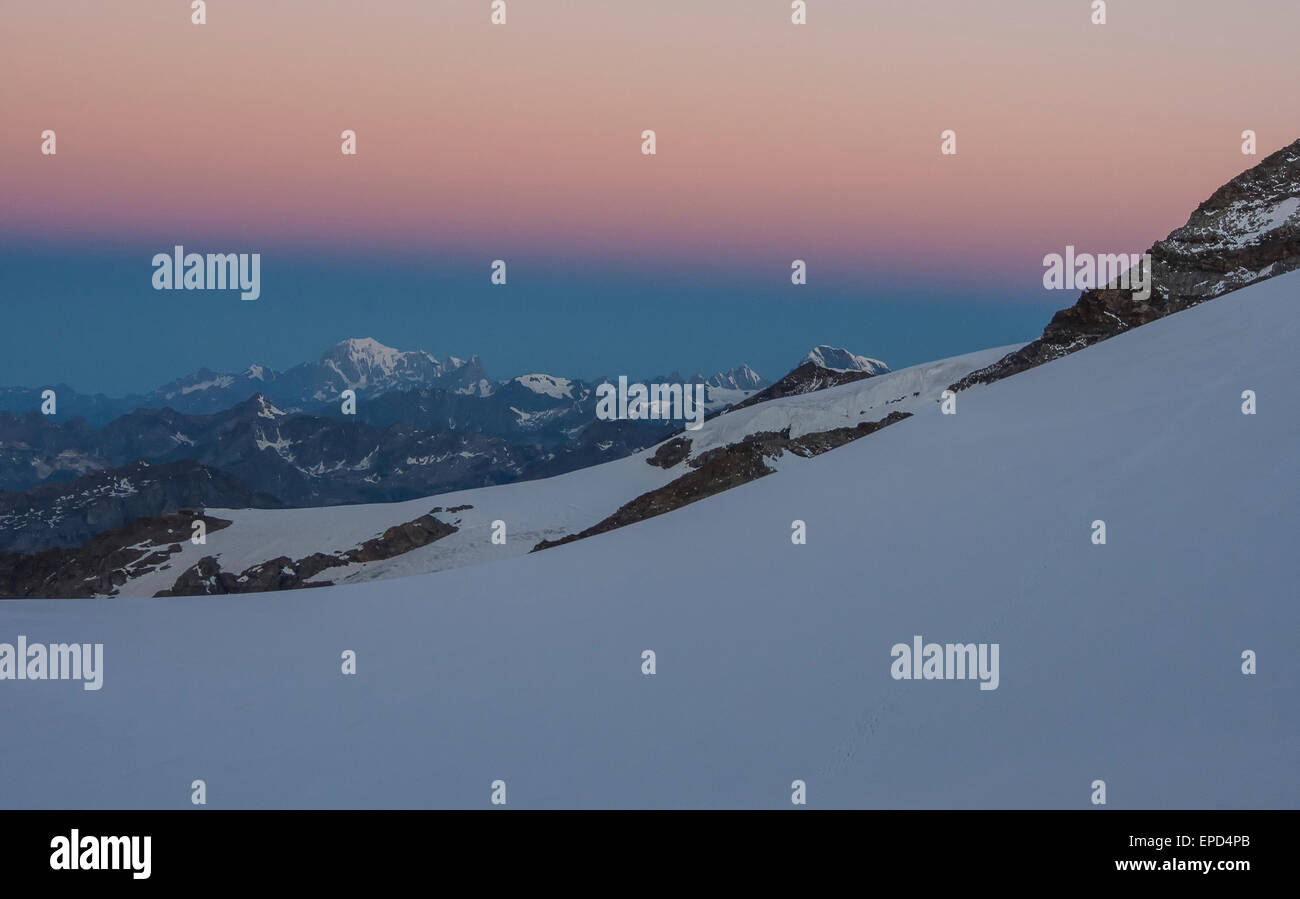 Sunrise colorata sul Gran Paradiso, Alpi, Italia Foto Stock