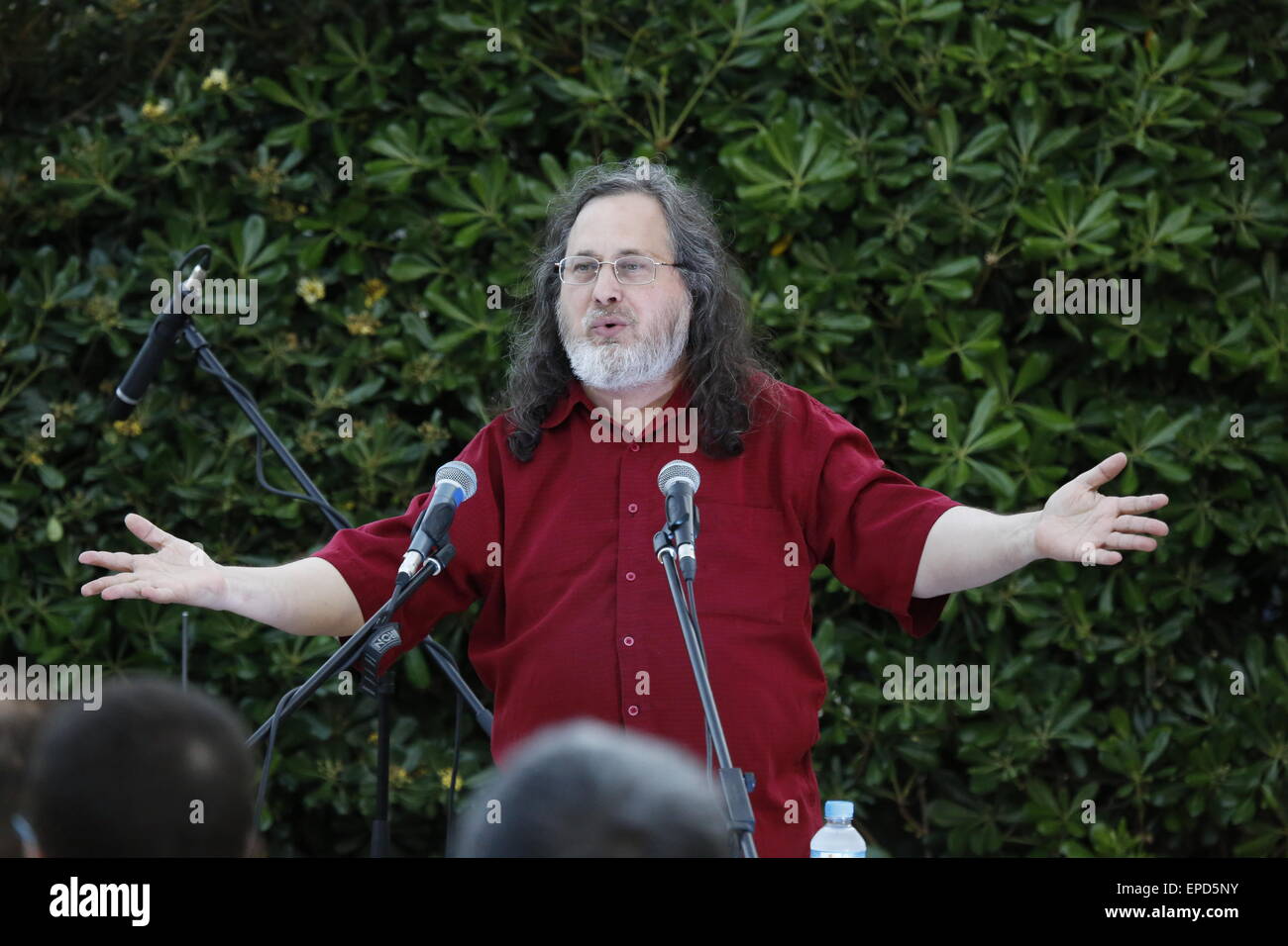 Atene, Grecia. 16 Maggio, 2015. Richard Stallman parla al Commons Fest 2015. Richard Stallman, fondatore del progetto GNU un Free Software Foundation, ha parlato a Commons Fest 2015 ad Atene sul software libero e le filettature alla libertà attraverso la tecnologia. © Michael Debets/Pacific Press/Alamy Live News Foto Stock