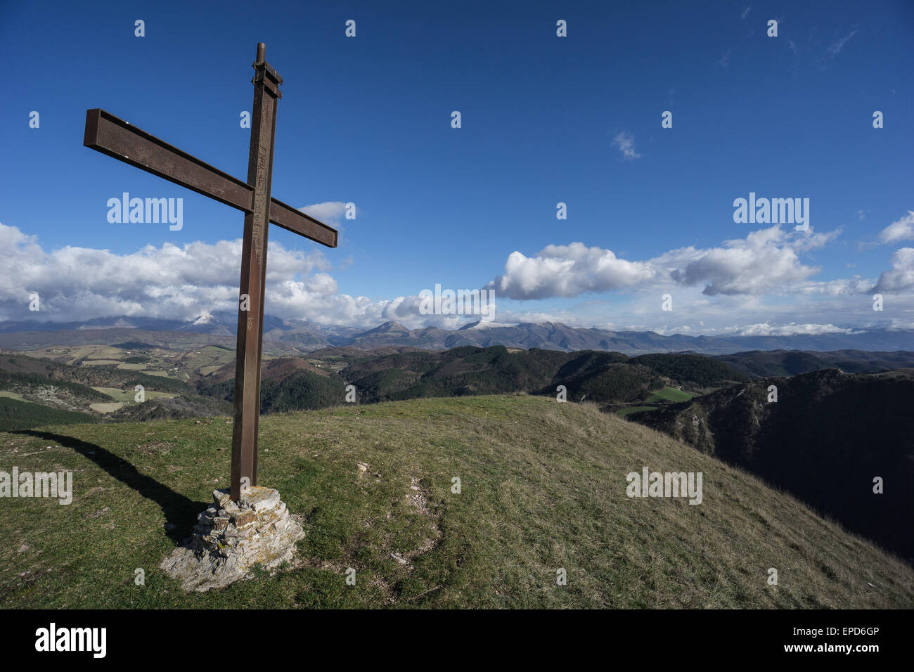 Vertice di croce sul monte Foce, Appennini, Umbria, Italia Foto Stock