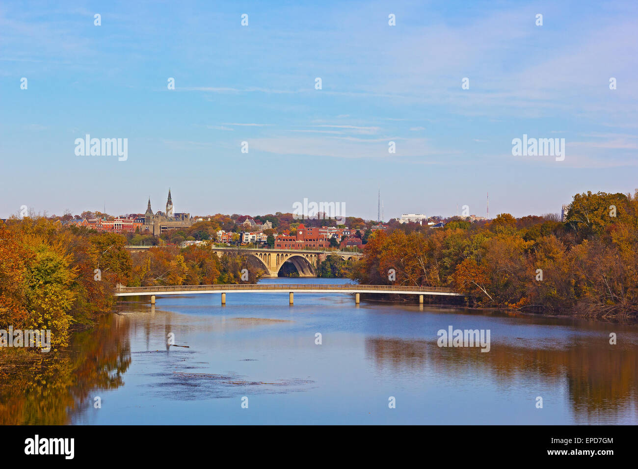 I colori dell'autunno del Potomac riverside e Key Bridge, Washington DC. Foto Stock