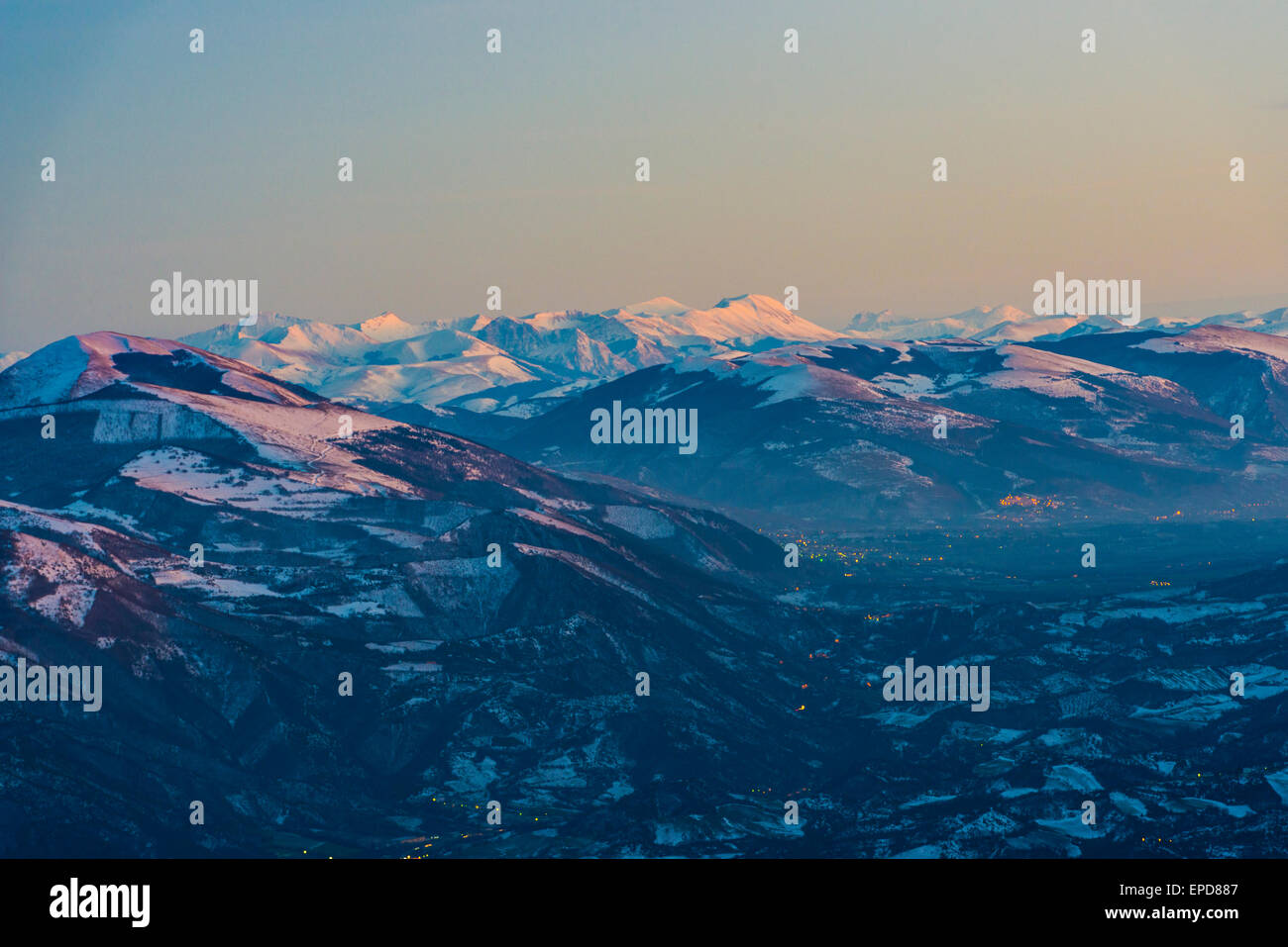 Tramonto su Appennino dal Monte Nerone in inverno, Appennini, Marche, Italia Foto Stock