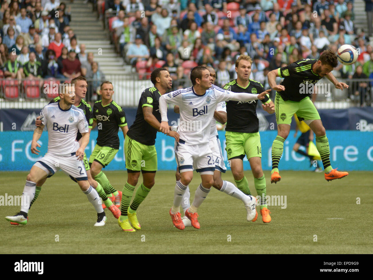 Vancouver, Canada. 16 Maggio, 2015. I giocatori di Vancouver Whitecaps e Seattle sirene competere durante il loro MLS soccer game al BC Place di Vancouver, Canada, 16 maggio 2015. Sirene di Seattle ha sconfitto Vancouver Whitecaps 2-0. © Sergei Bachlakov/Xinhua/Alamy Live News Foto Stock