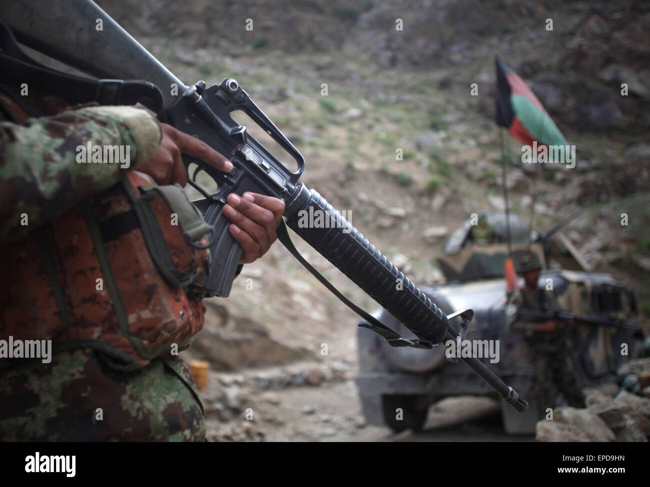 A Kabul, Afghanistan. 16 Maggio, 2015. Un esercito afghano soldato sta di guardia ad un checkpoint sulla periferia di Kabul, Afghanistan, 16 maggio 2015. Un totale di 151 militanti talebani sono stati uccisi durante le operazioni militari e di scontri con le forze di sicurezza afgane entro gli ultimi due giorni, detto il paese del Ministero della Difesa sulla mattina di sabato. Circa 16 l esercito nazionale afgano (ANA) personale sono stati anche uccisi entro lo stesso periodo come un risultato di esplosioni di mine e nemico sparando, l'istruzione rilevato. © Ahmad Massoud/Xinhua/Alamy Live News Foto Stock