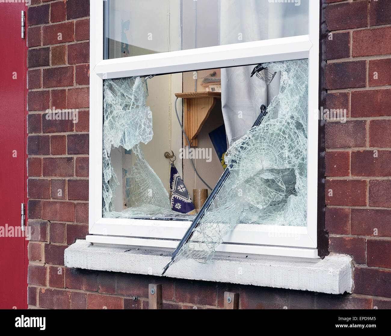 Rotto il vetro temprato dopo la finestra di effrazione. Foto Stock