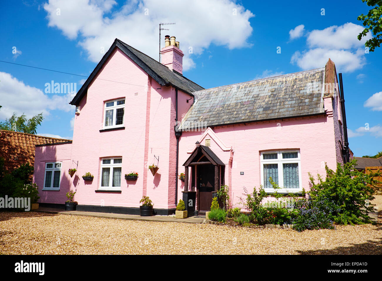 Casa unifamiliare dipinta in rosa High Street Sandy Bedfordshire Regno Unito Foto Stock