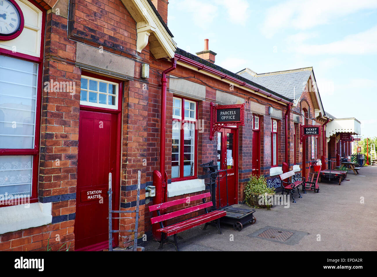 Stazione ferroviaria ora posseduta dalla storica società di trasporto Station Road Basingstoke Northamptonshire REGNO UNITO Foto Stock