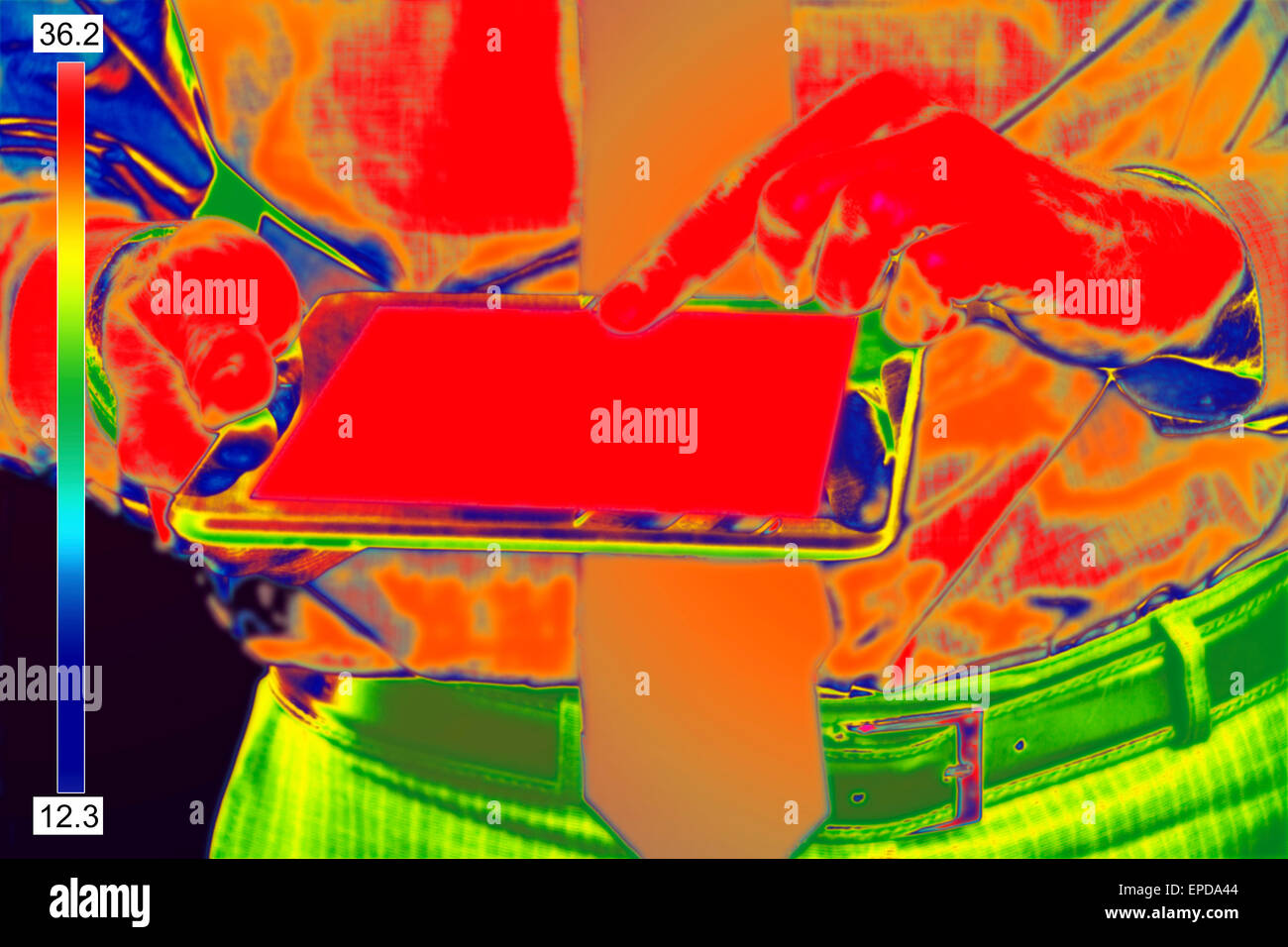 Thermovision immagine infrarossa di imprenditore con tablet Foto Stock