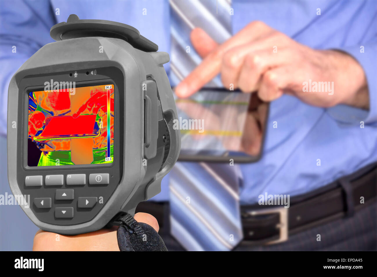 La registrazione di imprenditore con tablet utilizzando gli infrarossi Fotocamera termica Foto Stock
