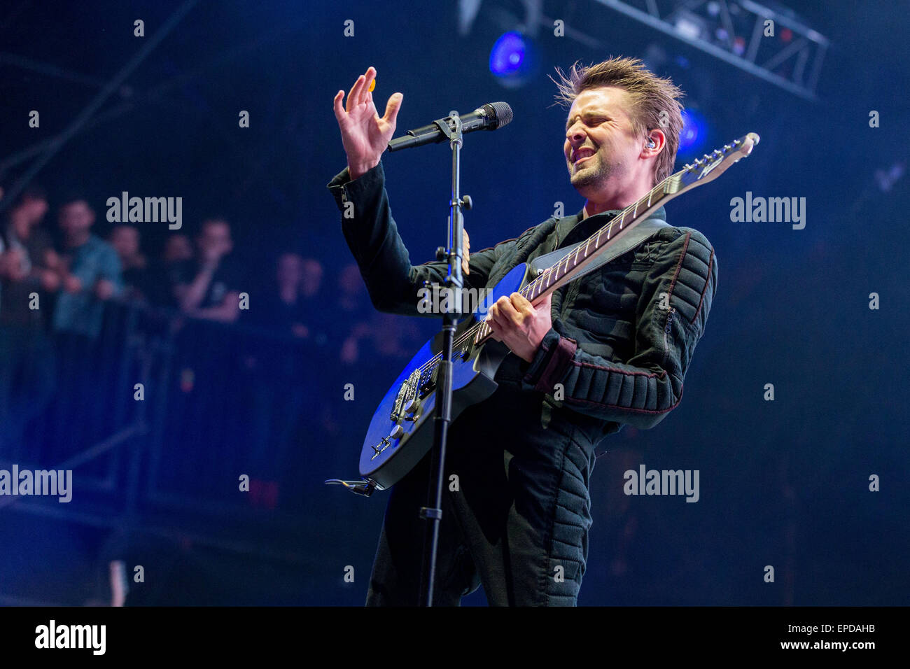 Irvine, California, USA. Il 17 maggio 2015. Musicista MATTHEW BELLAMY dei Muse suona dal vivo durante il KROQ Weenie Roast Y Fiesta a Irvine Meadows anfiteatro a Irvine, California Credit: Daniel DeSlover/ZUMA filo/Alamy Live News Foto Stock