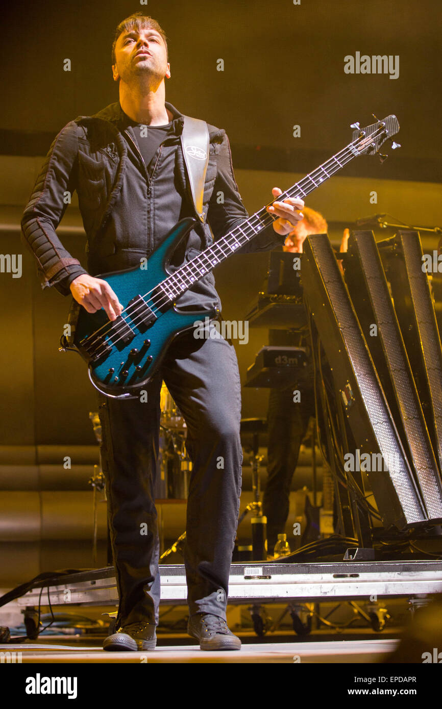 Irvine, California, USA. Il 17 maggio 2015. Il bassista CHRISTOPHER WOLSTENHOLME di Muse suona dal vivo durante il KROQ Weenie Roast Y Fiesta a Irvine Meadows anfiteatro a Irvine, California Credit: Daniel DeSlover/ZUMA filo/Alamy Live News Foto Stock