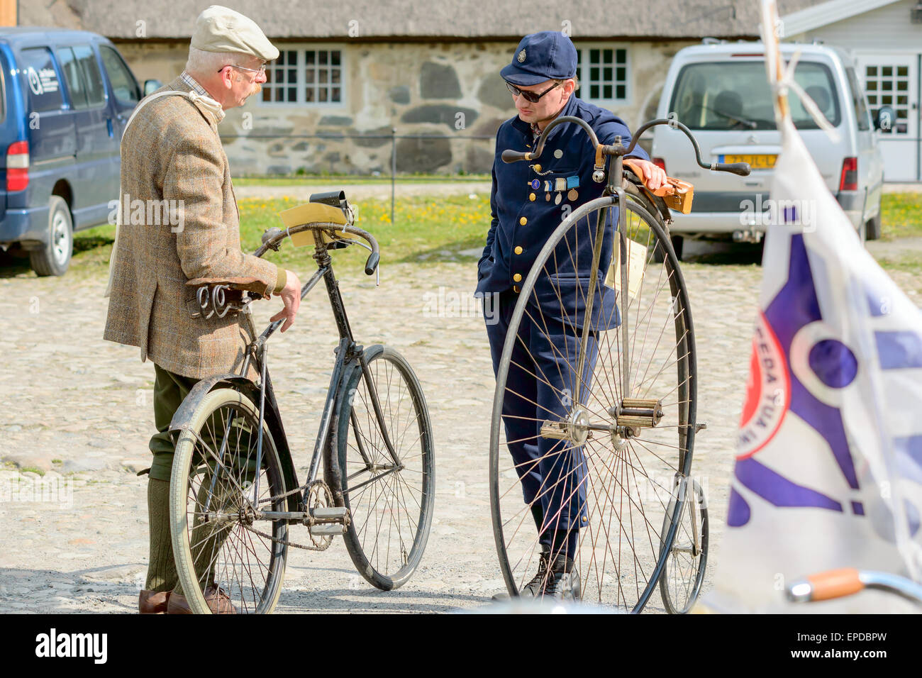 Solvesborg, Svezia. 16 Maggio, 2015. Il Veterano Internazionale Associazione ciclo (IVCA) 35th rally. Costume corsa attraverso strade pubbliche in città. Due uomini parlare. Credito: Ingemar Magnusson/Alamy Live News Foto Stock