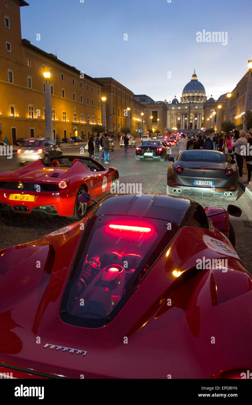 Roma. L'Italia. Le auto che prenderanno parte alla Mille Miglia classic car rally raccogliere sulla Via della Conciliazione. Foto Stock