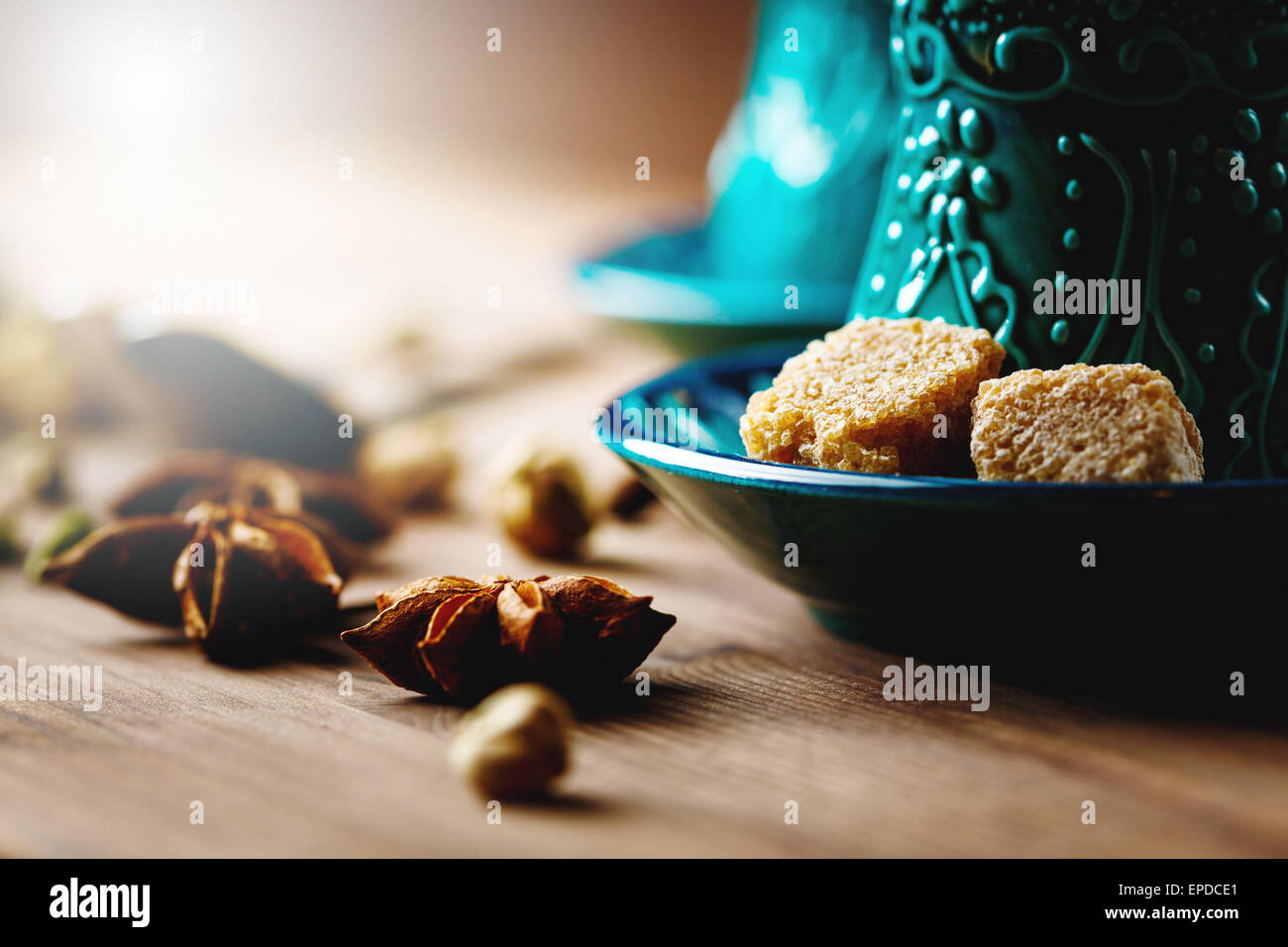 Sfondo di cibo con la stella di anice e spezie varie Close up con il tradizionale bagno turco occhiali su sfondo di legno. Foto Stock