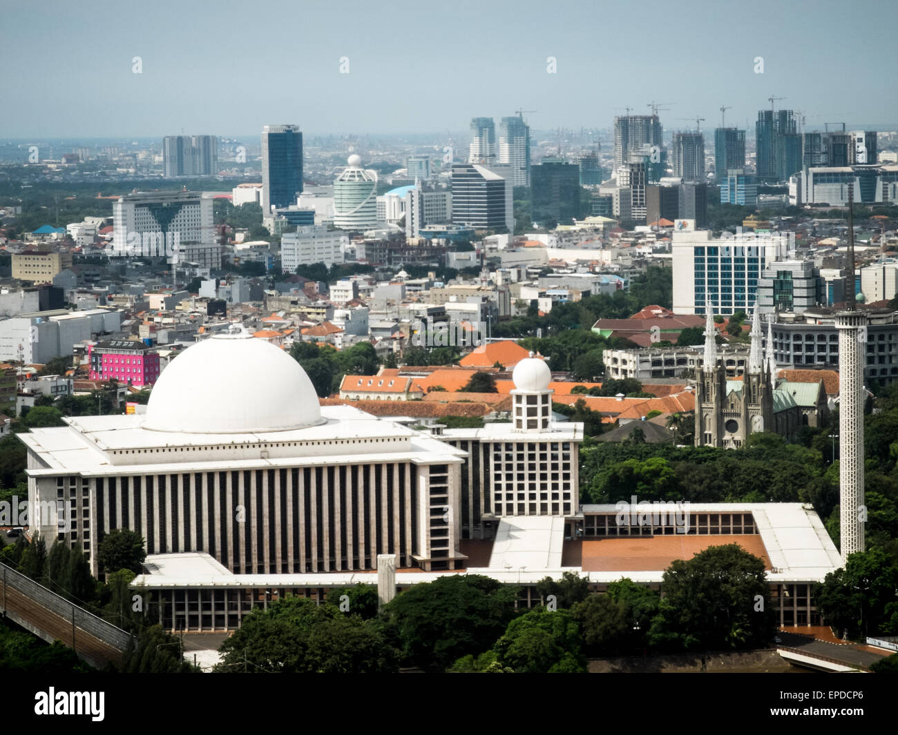 Jakarta, Indonesia. Il 17 maggio 2015. Una vista generale del centro di Jakarta con un grattacieli e mare a Jakarta. In Indonesia i economia è cresciuta 4,71 per cento nel primo trimestre del 2015, i dati ufficiali hanno mostrato la crescita più bassa del sud-est asiatico è più grande economia posted in cinque anni. © Garry Andrew Lotulung/Pacific Press/Alamy Live News Foto Stock