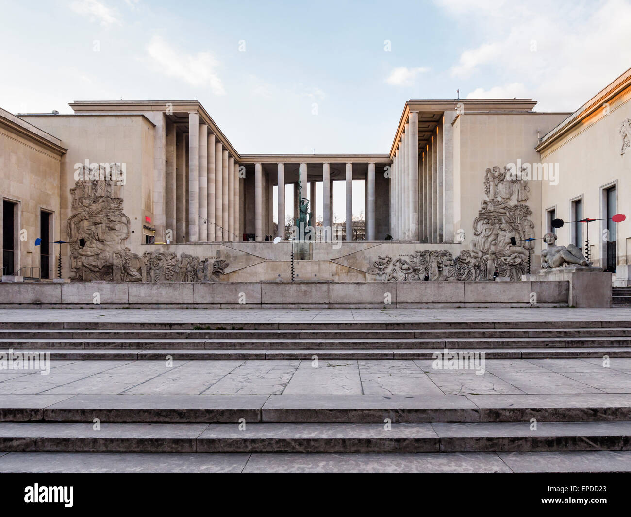 Museo della Galleria di Arte Moderna e dal Palais de Tokyo esterno Parigi, edifici, terrazza e e sculture Foto Stock