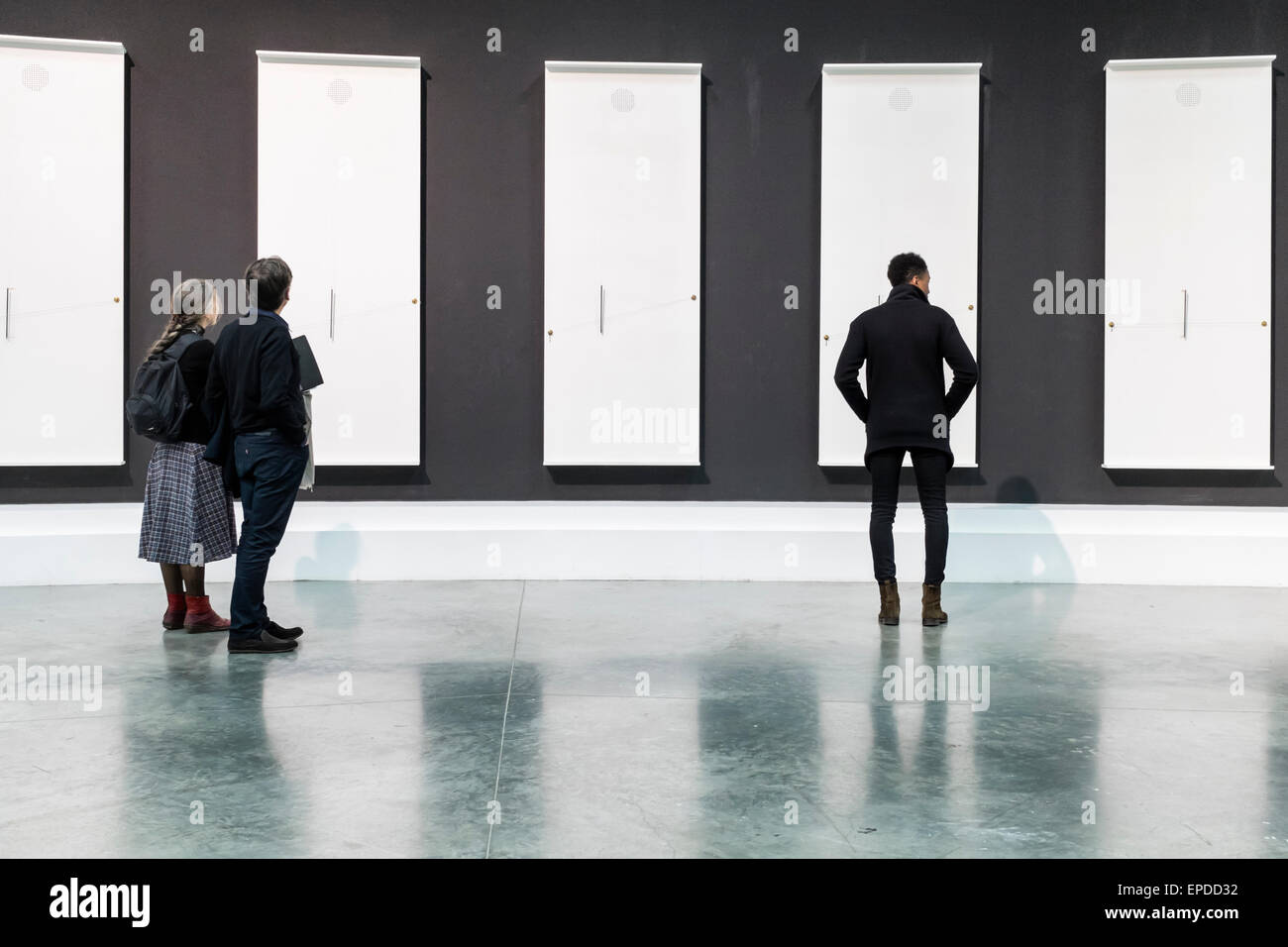 Giovane e alla moda giovane uomo vestito di nero si ammira in bianco e nero illustrazione al 'Palais de Tokyo' galleria di arte moderna di Parigi Foto Stock