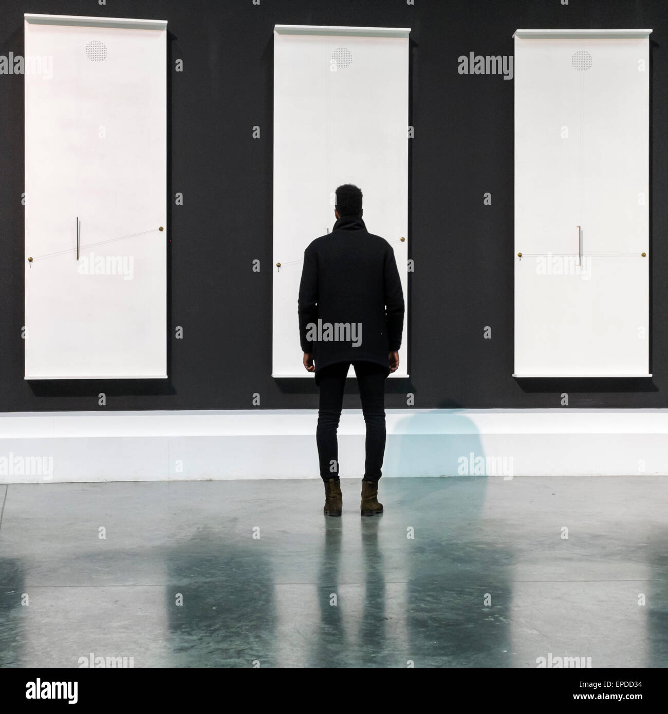 Moda giovane uomo vestito di nero si ammira in bianco e nero illustrazione al 'Palais de Tokyo' galleria di arte moderna di Parigi Foto Stock