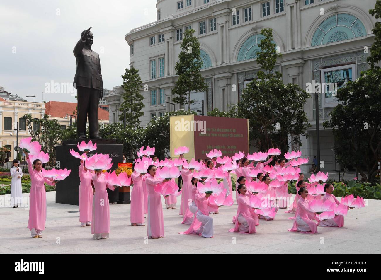 La città di Ho Chi Minh, Vietnam. Il 17 maggio 2015. Le persone a svolgere una danza durante la cerimonia di inaugurazione di un monumento dedicato al compianto Presidente Ho Chi Minh in Ho Chi Minh City, Vietnam, 17 maggio 2015. La cerimonia di inaugurazione di un monumento dedicato al compianto Presidente Ho Chi Minh qui tenuto la domenica. Il 7,2-metro monumento, compreso un 4.5-metro statua, è eretto davanti l'ufficio di Ho Chi Minh City People's comitato. © VNA/Xinhua/Alamy Live News Foto Stock