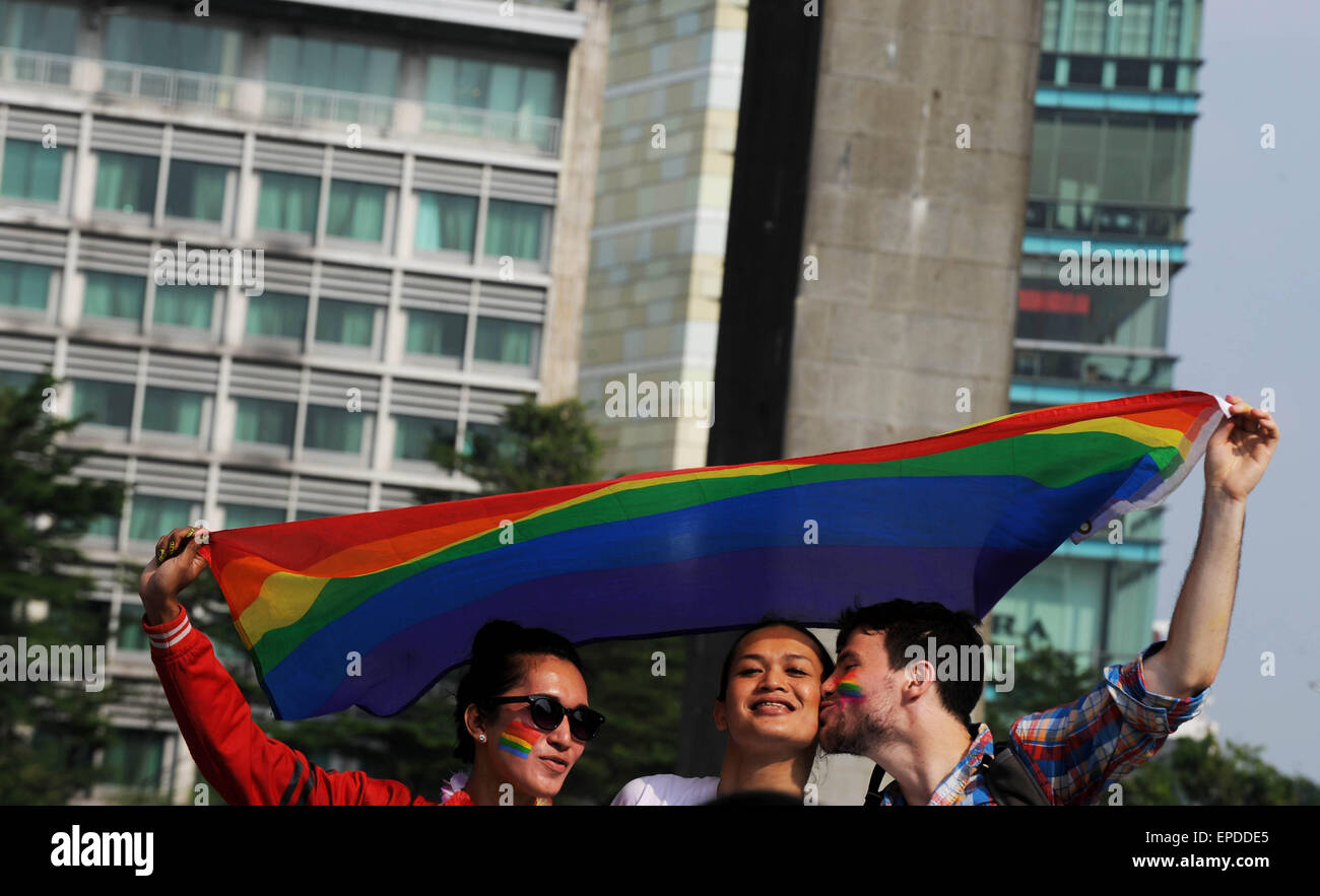 Jakarta, Indonesia. Il 17 maggio 2015. Le persone partecipano in un rally durante la Giornata Internazionale contro l'omofobia, Transphobia e Biphobia a Jakarta, Indonesia, 17 maggio 2015. © Agung Kuncahya B./Xinhua/Alamy Live News Foto Stock