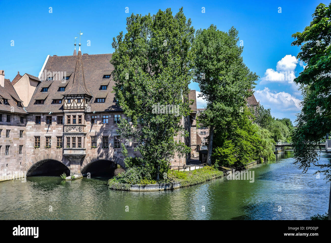 Il Heilig-Geist-Spital un bellissimo edificio adagiato sul fiume Pegnitz,un ex Ospizio che ora serve come senior home page cittadini Foto Stock