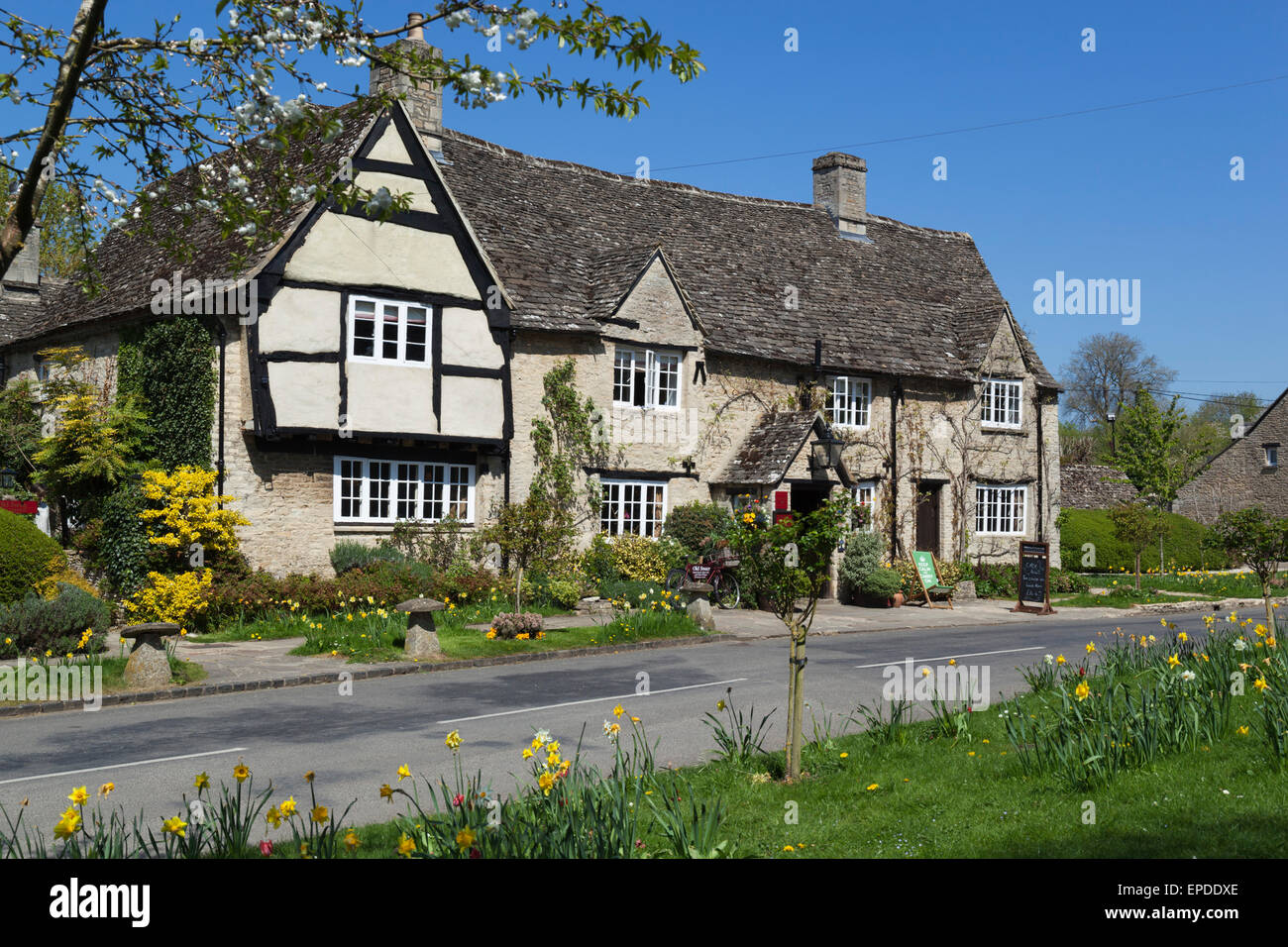 La Old Swan e Minster Mill Inn, Minster Lovell, vicino a Witney, Cotswolds, Oxfordshire, England, Regno Unito, Europa Foto Stock
