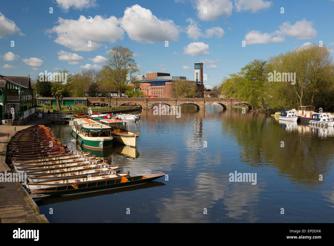 Barche sul Fiume Avon e il Royal Shakespeare Theatre di Stratford-upon-Avon, Warwickshire, Inghilterra, Regno Unito, Europa Foto Stock