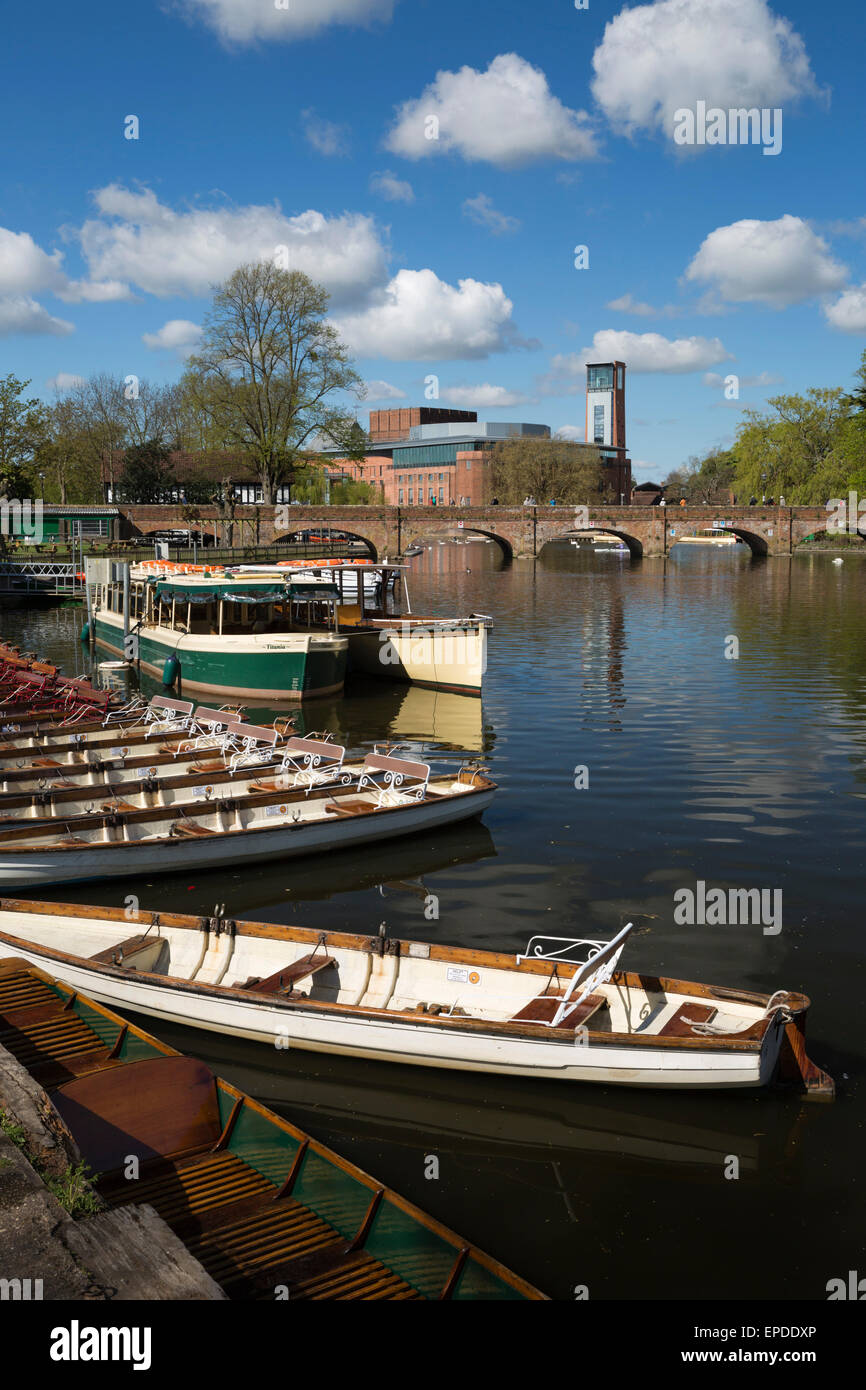 Barche sul Fiume Avon e il Royal Shakespeare Theatre di Stratford-upon-Avon, Warwickshire, Inghilterra, Regno Unito, Europa Foto Stock