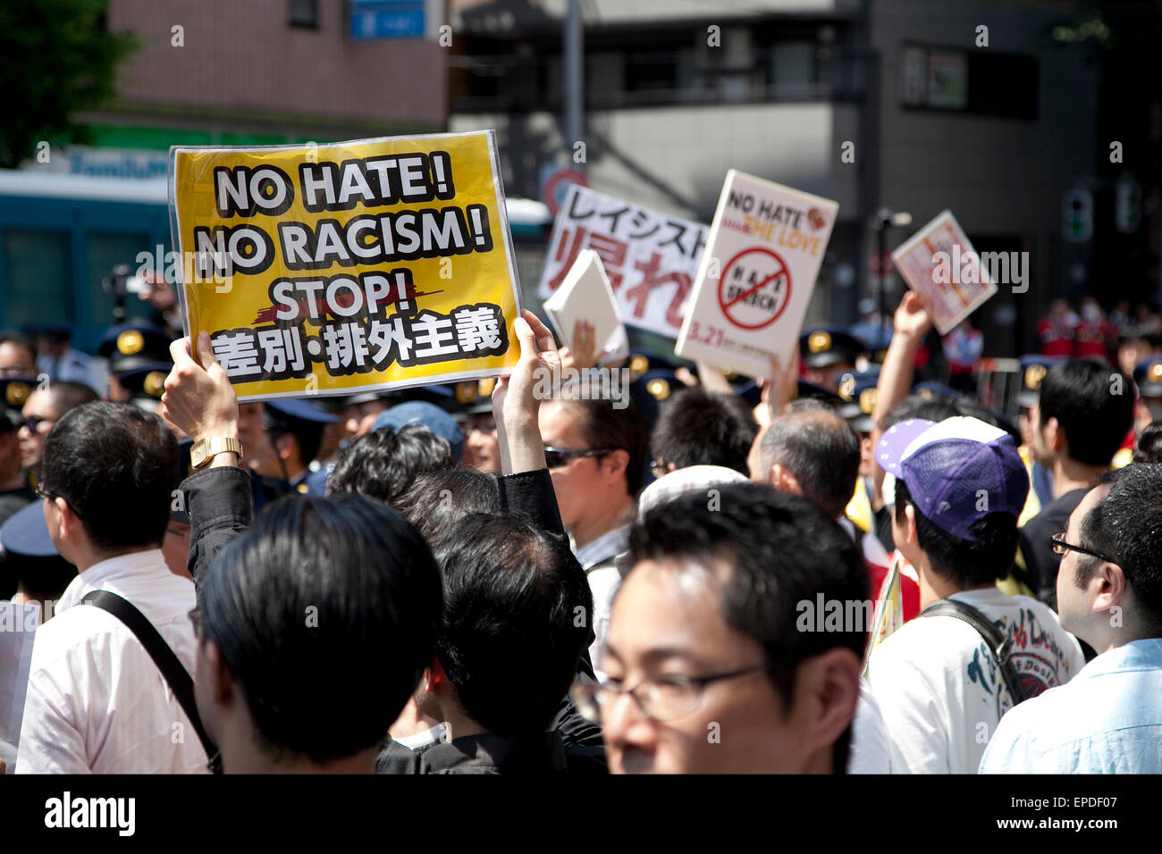 Tokyo, Giappone. Il 17 maggio 2015. Anti-razzisti scontro con i membri della NPO Houjin Gaikokujin Hanzai Tsuiho Annulla (Movimento per eliminare i reati commessi da stranieri) nel distretto di Akihabara, 17 maggio 2015, Tokyo, Giappone. Più di un centinaio di anti-razzisti hanno protestato contro un rally dall'ala destra NPO tenutasi il 17 maggio intorno all'Akihabara strade. Credito: Aflo Co. Ltd./Alamy Live News Foto Stock